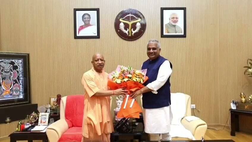 लखनऊ
CM योगी से केंद्रीय मंत्री भूपेंद्र यादव मिले।
5-कालिदास मार्ग आवास पर शिष्टाचार भेंट हुई।
भूपेंद्र यादव पर्यावरण, वन एवं जलवायु मंत्री हैं।
#CMYogiAdityanath