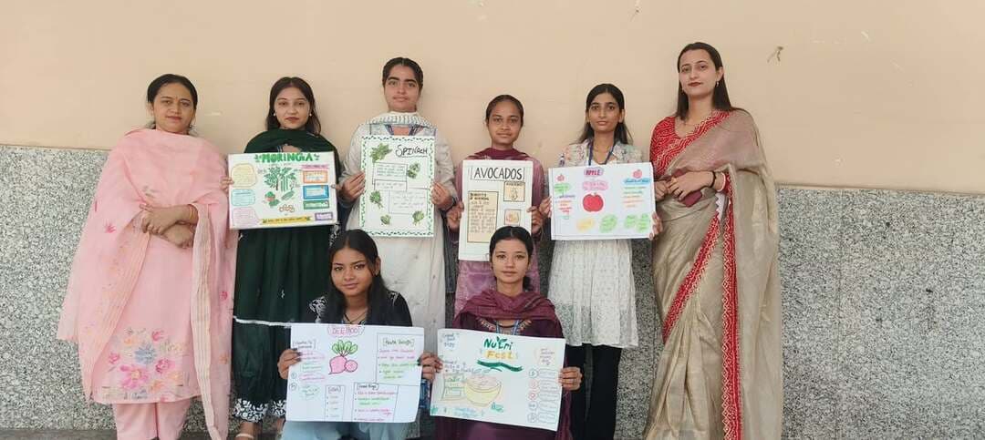 पोषण माह के तहत दो दिवसीय कार्यशाला आयोजित
ष्हमारी आंगनवाड़ी, हमारी जिम्मेदारीष्विषय पर विद्यार्थियों ने दिखाई जागरूकता, रचनात्मकता एवं उद्यमिता
’ हिंदू गर्ल्स कॉलेज, जगाधरी के गृह विज्ञान विभाग द्वारा राष्ट्रीय पोषण माह के अंतर्गत 17 एवं 18 सितंबर 2026 को दो दिवसीय कार्यशाला का आयोजन किया गया। इस वर्ष की थीम श्हमारी आंगनवाड़ी, हमारी जिम्मेदारीश् रही। कार्यशाला का उद्देश्य विद्यार्थियों को स्वस्थ खान.पान, संतुलित आहार, सामुदायिक पोषण तथा आंगनवाड़ी सेवाओं के महत्व के प्रति जागरूक करना था।
श्रीमती वीनू गोयल ने गृह विज्ञान विभाग द्वारा आयोजित गतिविधियों की सराहना करते हुए कहा कि इस प्रकार की कार्यशालाएं विद्यार्थियों को सीखने, सृजन करने, और समाज की सेवा करने का सार्थक अवसर प्रदान करती हैं।
कार्यशाला के दौरान विद्यार्थियों ने पोषण जागरूकता पोस्टर प्रदर्शनी लगाई, जिसमें स्तनपान एवं मां के दूध का महत्व, संतुलित आहार, स्वस्थ खान.पान की आदतों तथा पोषण संबंधी महत्वपूर्ण जानकारियां प्रस्तुत की गईं।
ष्अपने भोजन को जानेंष् गतिविधि के अंतर्गत विद्यार्थियों ने अनार, इलायची, सेब, पालक, चुकंदर, दूध सहित विभिन्न पौष्टिक खाद्य पदार्थों को रचनात्मक ढंग से प्रस्तुत किया तथा उनके पोषण मूल्य, स्वास्थ्य लाभ एवं संतुलित आहार में उनकी भूमिका के बारे में जानकारी साझा की। ष्खाद्य पहेली गतिविधिष्के माध्यम से विद्यार्थियों ने मनोरंजक तरीके से अपने पोषण ज्ञान को बढ़ाया।
कार्यक्रम का एक महत्वपूर्ण आकर्षण ष्देखभाल के साथ भोजन साझा करनाष्सामुदायिक पोषण पहल रही। विद्यार्थियों ने चिवड़ा, मुरमुरे, मूंगफली, भुना चना एवं करी पत्ते जैसी सरल एवं आसानी से उपलब्ध सामग्री से पौष्टिक नमकीन तैयार किया। इसे स्वच्छतापूर्वक पैक कर निकटवर्ती आंगनवाड़ी केंद्र में एक पैकेट भेंट किया गया, जिससे विद्यार्थियों में सेवा, साझेदारी एवं सामुदायिक जिम्मेदारी की भावना विकसित हुई।
इसके अतिरिक्त विद्यार्थियों ने तैयार किए गए पौष्टिक नमकीन के पैकेट महाविद्यालय परिसर में बेचकर खाद्य उद्यमिता का व्यावहारिक अनुभव प्राप्त किया। इस गतिविधि के माध्यम से विद्यार्थियों ने खाद्य पदार्थों की तैयारी, पैकेजिंग, प्रस्तुतीकरण, मूल्य निर्धारण एवं विपणन जैसे महत्वपूर्ण कौशल सीखे। यह पहल राष्ट्रीय शिक्षा नीति 2020 की कौशल.आधारित एवं अनुभवात्मक शिक्षा की भावना के अनुरूप रही।
विद्यार्थियों को आंगनवाड़ी सेवाओं तथा बाल पोषण के प्रति जागरूक करने के लिए पोषण जागरूकता चलचित्र भी दिखाया गया। चलचित्र के माध्यम से आंगनवाड़ी केंद्रों की बाल पोषण, स्वास्थ्य, वृद्धि एवं सामुदायिक कल्याण में भूमिका को समझाया गया।
कार्यक्रम के सफल आयोजन में डॉ० नीतिका त्रिवेदी, सुश्री रितु, सुश्री सुमन, सुश्री अंशिका तथा प्रयोगशाला परिचारिका लक्ष्मी का महत्वपूर्ण योगदान रहा। कार्यशाला के माध्यम से विद्यार्थियों ने पोषण शिक्षा को व्यावहारिक अनुभव, सामुदायिक सेवा एवं उद्यमिता से जोड़ते हुए स्वास्थ्य जागरूकता और सामाजिक जिम्मेदारी का संदेश दिया।