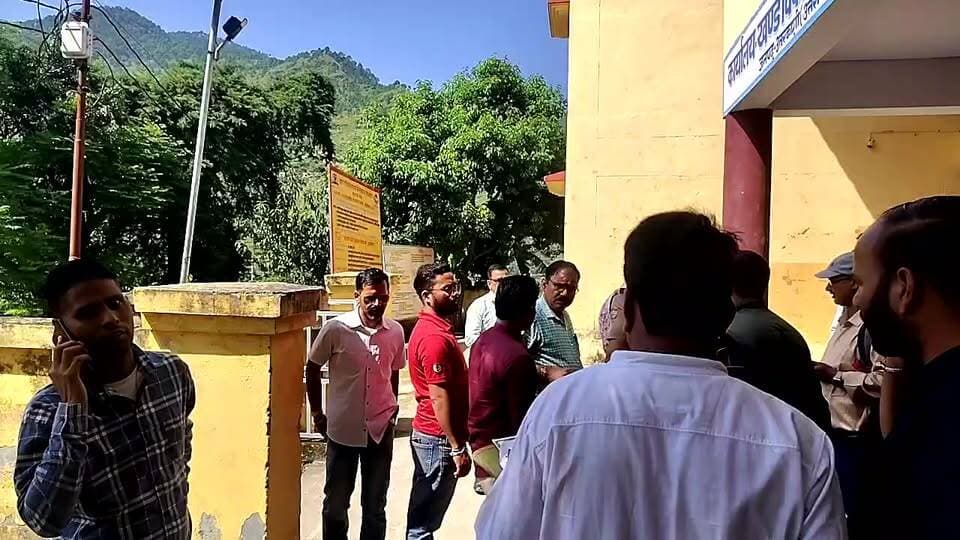 नौगांव में प्रधान संगठन का जोरदार प्रदर्शन, सवालों से बचते हुए कार्यालय से आवास चले गए BDO
जनप्रतिनिधियों के सवालों से क्यों भाग्य अधिकारी देखिए ...
DM Uttarkashi