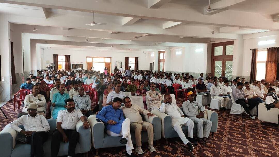 एबीआरएसएम का दो दिवसीय जिला स्तरीय शैक्षिक सम्मेलन प्रारंभ
सामाजिक समरसता के केंद्र बने हमारे विद्यालय- मुख्य वक्ता मिश्रा
डीडवाना।अखिल भारतीय राष्ट्रीय शैक्षिक महासंघ स्कूल शिक्षा जिला डीडवाना का दो दिवसीय जिला स्तरीय शैक्षिक सम्मेलन मालियन सूर्य मंदिर के माली समाज पंचायत भवन में प्रारंभ हुआ।उद्घाटन सत्र के मुख्य अतिथि जिला शिक्षा अधिकारी माध्यमिक एवं प्रारंभिक अजीत सिंह देथा एवं रुपाराम पिंडार रहे।विशिष्ट अतिथि प्रधानाचार्य मनोज कुमार शर्मा रहे जिला पालक कार्यकर्ता एवं संभाग संयुक्त मंत्री महिला मंजू चौहान के पर्यवेक्षण में एवं प्रदेश विमर्श कार्यशाला सदस्य कैलाश सोलंकी एवं पूर्णकालिक कार्यकर्ता राजेंद्र दाधीच के सानिध्य में संपन्न हुआ। स्वागत उद्बोधन जिलाध्यक्ष जितेंद्र कुमार स्वामी ने दिया एवं जिला प्रतिवेदन जिला मंत्री करण सिंह भावला द्वारा प्रस्तुत किया।समारोह का संयोजन जिला मंत्री करण सिंह भावला द्वारा किया गया।जिलाध्यक्ष जितेंद्र कुमार स्वामी एवं जिला मंत्री करण सिंह ने बताया कि द्वितीय सत्र के मुख्य वक्ता प्रधानाचार्य मनोज कुमार मिश्रा रहे। अध्यक्षता जिला अध्यक्ष जितेंद्र स्वामी जी एवं विशिष्ट अतिथि पोल स्टार स्कूल के निदेशक पंकज सैनी रहे।
मुख्य वक्ता मिश्रा ने संत रविदास जी के 650 में प्राकृतिक दिवस विषय पर प्रेरणादाई एवं आध्यात्मिक उद्बोधन दिया। मिश्रा ने अपने उद्बोधन में कहा कि संत रविदास जी के सामाजिक समरसता के विचारों को शिक्षक वर्ग अपने-अपने विद्यालय में बालकों के माध्यम से समाज में प्रेषित करे आज भी उनके विचारों की प्रासंगिकता है।तृतीय सत्र मे हमारा हमारा विद्यालय हमारा स्वाभिमान एवं विद्यालय में सशक्त प्रार्थना सभा विषय पर जिला पालक कार्यकर्ता एवं प्रदेश पर्यवेक्षक मंजू चौहान ने प्रबोधन दिया। चौहान ने कहा कि विद्यालय जीवन का वह पवित्र मंदिर है जहां से व्यक्ति शिक्षा संस्कार और जीवन जीने की कला सिखता है।
मुख्य अतिथि जिला शिक्षा अधिकारी अजीत सिंह देथा ने कहा की शिक्षक समाज का दर्पण है राष्ट्र के निर्माण में शिक्षकों की अहम भूमिका है।इस अवसर पर संगठन की रीति नीति एवं गतिविधियों पर कैलाश सोलंकी प्रदेश विमर्श कार्यशाला सदस्य एवं राजेंद्र दाधीच पूर्णकालिक कार्यकर्ता ने उद्बोधन दिया।चतुर्थ सत्र में खुला सत्र रखा गया जिसमें डीडवाना जिले के समस्त खंडों के अध्यक्ष, मंत्री सहित वरिष्ठ कार्यकर्ताओं ने अपने-अपने विचार जिला पालक कार्यकर्ता मंजू चौहान के समक्ष प्रस्तुत किए।
सम्मेलन के प्रथम दिवस पर जिले के डीडवाना, लाडनूं, मौलासर, कुचामन, नावा, परबतसर एवं मकराना खंड के सैकड़ो शिक्षकों ने भाग लिया।इस अवसर पर जिला शिक्षा अधिकारी अजीत सिंह देता द्वारा सैकड़ो शिक्षकों को नशा मुक्त भारत अभियान के तहत नशा मुक्ति की शपथ दिलवाई गई।
आयोजक शाखा के अध्यक्ष संजय कुमार उपाध्याय एवं मंत्री शोपाल सिंह ने बताया कि कल द्वितीय दिवस को प्रातः 11:00 बजे संगठनात्मक बैठक जिला पालक कार्यकर्ता मंजू चौहान द्वारा ली जाएगी जिसमें समस्त खंडों एवं जिला कार्यकारिणी के सदस्यों, संकुल संयोजकों एवं सहसंयोजक उपस्थित रहेंगे। अंतिम सत्र समारोह सत्र होगा जिसमें जिला कार्यकारिणी के वरिष्ठ सदस्यों के आतिथ्य में होगा जिसमें जिले भर से प्राप्त शिक्षक समस्याओं का संकलन कर प्रस्ताव के रूप में प्रदेश कार्यकारिणी को भेजा जाएगा।इस अवसर पर जिला संगठन मंत्री भगवान सिंह राठौड़ , शंभू सिंह गौड़, किशन लाल चौहान, पवन कुमार जोशी, भुवनेश कुमार शर्मा, गिरिराज जोशी, भंवर सिंह सोलंकी, अनुराधा शर्मा, विजेंद्र सिंह, भगवान सिंह , सुरेश कुमावत, प्रवीण शर्मा, मोती सिंह, विक्रम सिंह, रामनिवास बिश्नोई, सुरेश शर्मा, डॉ गणेश सैनी सहित जिले एवं खंडों के सैकड़ो कार्यकर्ता उपस्थित रहे।