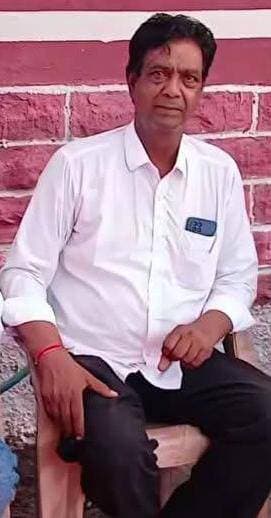 डीडवाना नगर परिषद: सभापति पद के लिए भंवरलाल पंवार और बाबू खां बेगाना में सीधा मुकाबला, बहुमत का आंकड़ा
भाजपा-निर्दलीय के पास, फिर भी क्रॉस वोटिंग का डर
डीडवाना। नगर परिषद में नया सभापति चुनने की सियासी सरगर्मियां अपने चरम पर पहुंच गई हैं। सभापति पद के लिए कुल दो आवेदन प्राप्त हुए हैं, जिसके बाद मुकाबला पूरी तरह आमने-सामने का हो गया है। एक तरफ भाजपा और निर्दलीय गठबंधन की ओर से भंवरलाल पंवार ने अपना नामांकन दाखिल किया है, तो दूसरी तरफ कांग्रेस प्रत्याशी के रूप में राजनीतिक चाणक्य माने जाने वाले बाबू खां बेगाना मैदान में हैं।
*बहुमत का गणित: गठबंधन मजबूत*
40 वार्डों वाली डीडवाना नगर परिषद में सभापति बनाने के लिए 21 पार्षदों का समर्थन जरूरी है। दलीय स्थिति पर नजर डालें तो इस बार चुनाव में 16 पार्षद कांग्रेस के, 14 निर्दलीय, 9 भाजपा और 1 पार्षद आरएलपी का जीतकर आया है।भाजपा ने निर्दलीय भंवरलाल पंवार को अपना समर्थन व सिंबल देकर गठबंधन का दांव खेला है। इस तरह भाजपा के 9 और 14 निर्दलीय पार्षदों को मिलाकर इस कुनबे की संख्या 23 तक पहुंच जाती है, जो बहुमत के आंकड़े से दो अधिक है। ऐसे में कागजी आंकड़ों में गठबंधन का पलड़ा भारी नजर आ रहा है।
*बेगाना का दावा: 'आठों चुनाव जीता, यह भी जीतेंगे*
दूसरी ओर, कांग्रेस के पास अपने मात्र 16 पार्षद हैं और उसे जीत के लिए कम से कम 5 अन्य पार्षदों की दरकार है। इसके बावजूद कांग्रेस प्रत्याशी बाबू खां बेगाना जीत को लेकर आश्वस्त हैं। उन्होंने कहा कि वे अब तक आठ चुनाव लड़ चुके हैं और आठों में जीत दर्ज की है, यह चुनाव भी वे ही जीतेंगे। बेगाना का यह आत्मविश्वास क्षेत्रीय राजनीति में चर्चा का विषय बना हुआ है।
*क्रॉस वोटिंग के डर से दोनों खेमों में हलचल*
क्षेत्रीय बाजारों और राजनीतिक गलियारों में इस बात की सबसे ज्यादा चर्चा है कि दोनों ही गुटों में क्रॉस वोटिंग का डर सता रहा है। आशंका जताई जा रही है कि कांग्रेस के 2 से 3 पार्षद पाला बदल सकते हैं, तो वहीं भाजपा-निर्दलीय खेमे से भी 3 से 4 पार्षदों की क्रॉस वोटिंग की संभावना से इंकार नहीं किया जा सकता।ऐसे में गुप्त मतदान होने के कारण बाजी किस ओर पलटेगी, इसका सटीक अंदाजा लगाना मुश्किल है। अब सभी की निगाहें 21 तारीख को होने वाले मतदान और उसके बाद आने वाले नतीजों पर टिकी हैं, तभी साफ हो पाएगा कि डीडवाना नगर परिषद का ताज किसके सिर सजेगा।