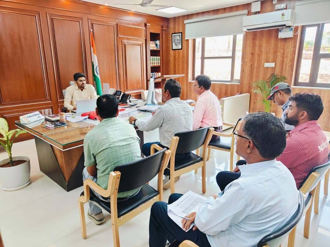 *जिला कलक्टर की अध्यक्षता में आयोजित हुई जिला स्तरीय फर्टिलाइजर रेगुलेटरी टास्क फोर्स की बैठक*
*उर्वरकों की कालाबाजारी और अवैध भंडारण पर कारवाई के दिये निर्देश*
डीडवाना-कुचामन, 18 सितम्बर। जिला स्तरीय फर्टिलाइजर रेगुलेटरी टास्क फोर्स की बैठक जिला कलक्टर अवधेश मीना की अध्यक्षता में शुक्रवार को कलेक्ट्रेट सभागार में आयोजित की गई।
बैठक में आगामी रबी फसलों की बुवाई के मद्देनजर जिले में यूरिया, डीएपी (DAP) सहित अन्य रासायनिक उर्वरकों की उपलब्धता, सुचारू वितरण और गुणवत्ता नियंत्रण की विस्तृत समीक्षा की गई।
बैठक में जिला कलक्टर ने कृषि और सहकारिता विभाग के अधिकारियों को निर्देशित किया कि जिले के किसानों को मांग के अनुसार पर्याप्त मात्रा में खाद उपलब्ध कराई जाए। उन्होंने स्पष्ट किया कि उर्वरकों की आपूर्ति में किसी भी स्तर पर लापरवाही बर्दाश्त नहीं की जाएगी।
उन्होंने कृषि विभाग के अधिकारियों को निर्देश दिए कि निजी खाद विक्रेताओं और सहकारी समितियों के गोदामों का लगातार औचक निरीक्षण करें। साथ ही खाद की कालाबाजारी, अवैध भंडारण या निर्धारित एमआरपी से अधिक दाम पर बेचने वालों के लाइसेंस निरस्त किए जाएं।
इस दौरान उन्होंने सभी खुदरा उर्वरक विक्रेताओं के लिए पॉइंट ऑफ सेल (POS) मशीन के माध्यम से ही पारदर्शी तरीके से खाद बेचना अनिवार्य करने, वास्तविक स्टॉक और ऑनलाइन स्टॉक का समय- समय पर मिलान करने के लिए निर्देशित किया।
बैठक में अतिरिक्त जिला कलक्टर रतन कुमार, कृषि विभाग के संयुक्त निदेशक भागचंद कुमावत, सहायक निदेशक महेंद्र सिंह, कमलेश कुमार, कृषि अधिकारी रमेश बेनिवाल, पी डी चौधरी, बजरंगलाल मीणा सहित सहकारिता विभाग के अधिकारी, इफको के प्रतिनिधि व अन्य संबंधित कार्मिक उपस्थित रहे।