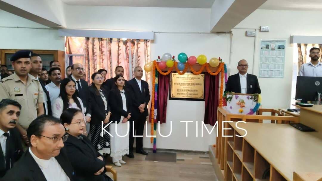 अतिरिक्त जिला एवं सत्र न्यायाधीश न्यायालय का उद्घाटन
मुख्य न्यायाधीश न्यायमूर्ति गुरमीत सिंह संधावालिया ने वर्चुअल माध्यम से किया शुभारंभ
कुल्लू
जिला एवं सत्र न्यायालय परिसर, कुल्लू में शुक्रवार को अतिरिक्त जिला एवं सत्र न्यायाधीश न्यायालय का उद्घाटन किया गया। न्यायालय का औपचारिक उद्घाटन हिमाचल प्रदेश उच्च न्यायालय के मुख्य न्यायाधीश न्यायमूर्ति गुरमीत सिंह संधावालिया ने वर्चुअल माध्यम से किया। इस अवसर पर मुख्य न्यायाधीश ने अपने संबोधन में कहा कि नए न्यायालय का शुभारंभ न्यायिक प्रक्रिया को और अधिक सशक्त, सुगम एवं प्रभावी बनाने की दिशा में महत्वपूर्ण कदम है। इससे न्यायिक मामलों के त्वरित निस्तारण में सहायता मिलेगी तथा न्यायिक प्रक्रिया से जुड़े सभी पक्षों को इसका लाभ प्राप्त होगा। उन्होंने कुल्लू में अतिरिक्त जिला एवं सत्र न्यायाधीश न्यायालय खोलने में हिमाचल प्रदेश उच्च न्यायालय की रजिस्ट्री के प्रयासों की भी सराहना की। इससे पहले प्रशासनिक न्यायाधीश (सिविल एवं सत्र मंडल, कुल्लू) न्यायमूर्ति राकेश कैंथला ने भी संबोधित किया। जिला एवं सत्र न्यायाधीश, कुल्लू प्रकाश चंद राणा ने मुख्य न्यायाधीश एवं अन्य अतिथियों का स्वागत करते हुए न्यायालय के शुभारंभ को कुल्लू के न्यायिक तंत्र के लिए महत्वपूर्ण उपलब्धि बताया समारोह में हिमाचल प्रदेश उच्च न्यायालय के अन्य न्यायमूर्तियों की भी गरिमामयी उपस्थिति रही। इस अवसर पर जिला एवं सत्र न्यायालय, कुल्लू के सभी न्यायिक अधिकारी, सहायक आयुक्त जयबन्ती ठाकुर, हिमाचल बार काउन्सिल की सदस्य शिवानी शर्मा तथा अधिवक्ता गण उपस्थित रहे। कार्यक्रम के समापन पर बार एसोसिएशन कुल्लू के अध्यक्ष तेजा ठाकुर ने सभी अतिथियों एवं उपस्थित जनों का आभार व्यक्त करते हुए धन्यवाद ज्ञापित किया