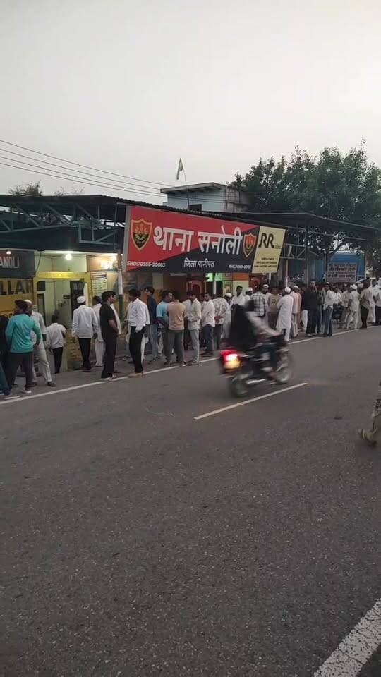 सनौली थाना में आसपास के गांवों के लोग तामसाबाद सनोली टोल फ्री कराने की मांग को लेकर पहुंचे।