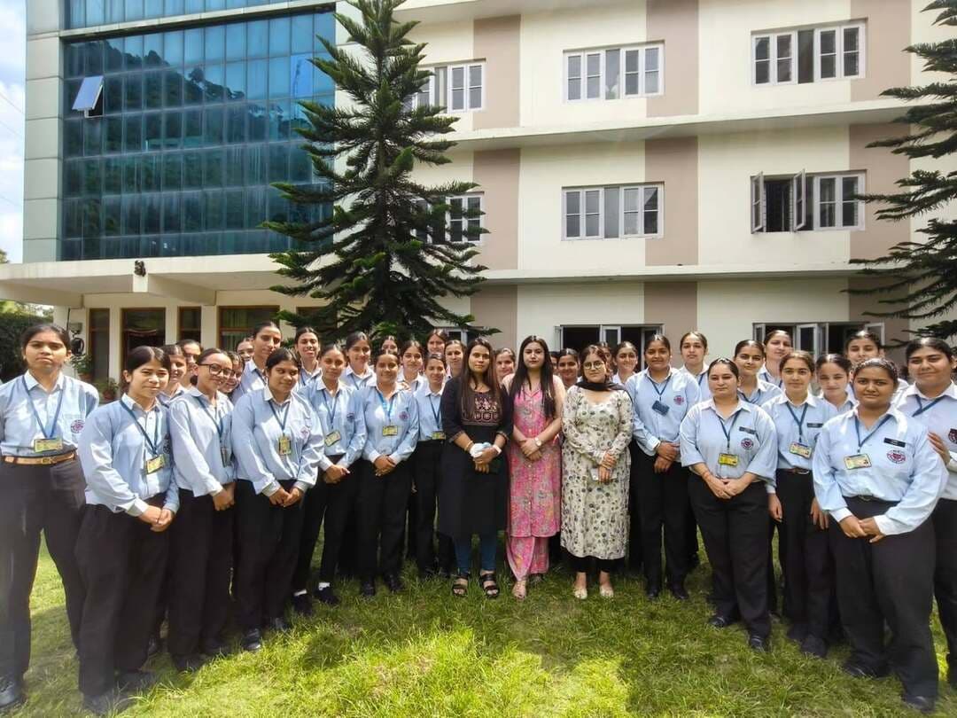मुरारी लाल मेमोरियल कॉलेज ऑफ़ नर्सिंग, सोलन के विद्यार्थियों का नरेंद्र मोहन अस्पताल, गाजियाबाद में शानदार कैंपस प्लेसमेंट
कॉलेज की बीएससी नर्सिंग पोस्ट बेसिक बीएससी नर्सिंग और जी एन एम के 57 विद्यार्थियों का नरेंद्र मोहन अस्पताल, गाजियाबाद में शानदार कैंपस प्लेसमेंट हुआ है।अस्पताल द्वारा आयोजित इस कैंपस भर्ती अभियान में कुल 70 विद्यार्थियों ने भाग लिया था, जिनमें से 57 छात्राओं को चुना गया।चयनित नर्सिंग विद्यार्थियों को ₹20,000 प्रति माह के शुरुआती वेतन पर रोजगार का अवसर मिला है तथा निःशुल्क छात्रावास सुविधा भी दी जायेगी।सबसे खास बात यह है कि इन विद्यार्थियों की अभी अंतिम वर्ष की परीक्षाएं होना बाकी हैं और उन्हें पहले ही जॉब ऑफर मिल गया है।विद्यार्थियों का चयन नरेंद्र मोहन अस्पताल की नर्सिंग एजुकेटर कृतिका भारद्वाज और इन्फेक्शन कंट्रोल नर्स प्रिया द्वारा किया गया।कॉलेज के अध्यक्ष चंद्रप्रकाश गुप्ता कॉलेज निर्देशक अंकित गुप्ता निमित्त गुप्ता तथा कालेज प्रधानाचार्य रघुनंदन सिंह ने नौकरी के लिए चुने गए छात्राओं को बधाई दी है और रोजगार के अवसर देने के लिए 'नरेंद्र मोहन अस्पताल' का शुक्रिया अदा किया है। साथ ही आगे भी ऐसे रोज़गार मेले या कार्यक्रम आयोजित करने का भरोसा दिया है।