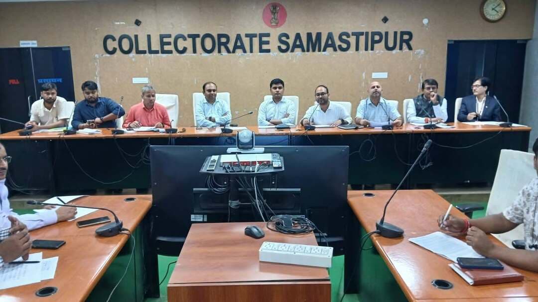 जिलाधिकारी ने उद्योग विभाग के कार्यों की समीक्षा कर योजनाओं के त्वरित निष्पादन का दिया निर्देश
समस्तीपुर, 18 सितंबर 2026।
जिलाधिकारी, समस्तीपुर श्री रोशन कुशवाहा की अध्यक्षता में आज समाहरणालय सभागार, समस्तीपुर में उद्योग विभाग के कार्यों एवं विभिन्न योजनाओं की समीक्षात्मक बैठक आयोजित की गई। बैठक में जिले में औद्योगिक गतिविधियों को बढ़ावा देने, उद्यमियों को आवश्यक सुविधाएं उपलब्ध कराने तथा सरकार द्वारा संचालित विभिन्न औद्योगिक एवं स्वरोजगारपरक योजनाओं के प्रभावी एवं समयबद्ध क्रियान्वयन को लेकर विस्तृत समीक्षा की गई।
बैठक के दौरान जिलाधिकारी ने उद्योग विभाग द्वारा संचालित विभिन्न योजनाओं की प्रगति, प्राप्त आवेदनों, स्वीकृत एवं लंबित आवेदनों तथा लाभुकों को उपलब्ध कराए जा रहे ऋण एवं अन्य सुविधाओं की जानकारी ली। उन्होंने संबंधित पदाधिकारियों एवं बैंक प्रतिनिधियों को आपसी समन्वय स्थापित करते हुए पात्र आवेदकों को योजनाओं का लाभ समयबद्ध रूप से उपलब्ध कराने का निर्देश दिया।
जिलाधिकारी ने विशेष रूप से बैंक स्तर पर लंबित ऋण आवेदनों की समीक्षा करते हुए बैंक प्रतिनिधियों को निर्देशित किया कि पात्र लाभुकों के आवेदनों का नियमानुसार त्वरित निष्पादन सुनिश्चित किया जाए। अनावश्यक रूप से किसी भी आवेदन को लंबित नहीं रखा जाए तथा ऋण स्वीकृति एवं वितरण की प्रक्रिया में उद्यमियों को आवश्यक मार्गदर्शन एवं सहयोग उपलब्ध कराया जाए।
उन्होंने उद्योग विभाग के अधिकारियों को निर्देश दिया कि जिले में नए उद्यमों की स्थापना को प्रोत्साहित करने के साथ-साथ पूर्व से संचालित औद्योगिक इकाइयों की समस्याओं का भी समुचित समाधान सुनिश्चित किया जाए। उद्यमियों को विभागीय योजनाओं, ऋण सुविधाओं एवं अन्य प्रोत्साहनों की जानकारी उपलब्ध कराने तथा योजनाओं के प्रति जागरूकता बढ़ाने पर भी जोर दिया गया।
जिलाधिकारी ने कहा कि उद्योग एवं स्वरोजगार से संबंधित योजनाएं स्थानीय स्तर पर रोजगार के अवसर सृजित करने तथा आर्थिक गतिविधियों को गति देने में महत्वपूर्ण भूमिका निभाती हैं। इसलिए संबंधित विभाग एवं बैंक आपसी समन्वय के साथ कार्य करते हुए योजनाओं के क्रियान्वयन में तेजी लाएं तथा पात्र लाभुकों को समय पर इसका लाभ दिलाना सुनिश्चित करें।
बैठक में उप विकास आयुक्त (DDC), महाप्रबंधक, जिला उद्योग केंद्र (GM DIC), कार्यपालक अभियंता, विद्युत प्रमंडल सहित उद्योग विभाग के पदाधिकारी, विभिन्न बैंकों के प्रतिनिधि एवं अन्य संबंधित पदाधिकारी उपस्थित रहे।
#DistrictAdministration
#industrydepartment
#meeting
#highlightsシ゚
Information & Public Relations Department, Government of Bihar