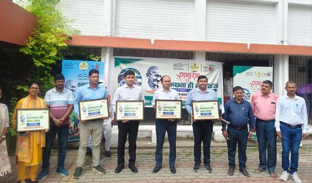 स्वच्छता ही सेवा-2026
स्वच्छ भारत मिशन (ग्रामीण) एवं लोहिया स्वच्छ बिहार अभियान के तहत स्वच्छता ही सेवा-2026 कार्यक्रम का शुभारंभ आज समाहरणालय परिसर मे जिला पदाधिकारी श्री रोशन कुशवाहा द्वारा स्वच्छता कर्मियों के साथ समाहरणालय परिसर मे स्वच्छता स्पथ करा के जिला मे अभियान की शुरुआत की गई।इस अभियान में श्री सूर्य प्रताप सिंह उप विकास आयुक्त,निदेशक डीआरडीए,जिला समन्वयक, सलाहकार एवं प्रखंड स्तरीय कर्मीगण मौजूद थे।
यह स्वच्छता ही सेवा का कार्यक्रम समस्तीपुर जिला के सभी पंचायतों में 02 अक्टूबर 2026 तक चलाया जाएगा।
इस वर्ष स्वच्छता ही सेवा का आयोजन दिनांक 17 सितंबर से 2 अक्टूबर 2026 तक एक अभियान के रूप में मनाया जाएगा।
जिसका थीम स्वच्छता में सहभागिता स्वच्छ भारत विकसित भारत निर्धारित है।जिसमें मुख्य रूप से गंदगी के छोटे-बड़े विन्दुओं स्वच्छता लक्षित इकाईयों (Cleanliness Target Units) को गंदगी मुक्त किया जायेगा।
जिसके तहत समस्तीपुर जिला के सभी पंचायत एवं सभी प्रखंडों में सार्वजनिक स्थलों की सफाई का अभियान चलाया जायेगा।
सफाई कर्मीयों के लिए सुरक्षा शिविर लगाकर उनकी स्वास्थ्य जाँच, बीमा एवं अन्य कल्याणकारी योजनाओं का लाभ दिलाया जायेगा।
स्वच्छता को व्यवहार का अंग बनाने के लिए लोगों को जागरूक करने हेतु विविध जन-जागरूकता गतिविधियों का संचालन किया जायेगा।
जूट एवं कपड़े,कागज या इको-फ्रेंडली सामग्री से निर्मित थैले का उपयोग करने तथा कचरा नहीं फैलाने एवं परिसर को स्वच्छ बनाने में बल दिया जाना है।
स्वच्छता ही सेवा के तहत अपने घर परिवेश गांव एवं मोहल्ला को स्वच्छ बनाया जाना है तथा प्लास्टिक कचरा से मुक्त बनाने के लिए अभियान एवं श्रमदान किया जाना है।
सभी सार्वजनिक स्थल, सरकारी एवं निजी कार्यालय,स्कूल, आंगनबाड़ी,स्वास्थ्य केन्द्र, पंचायत भवन, धार्मिक स्थल, पर्यटन स्थल, हाट बाजार, जलस्रोतों इत्यादि को स्वच्छ बनाने के लिए इन निर्धारित समय सीमा में अभियान चलाया जाना है।
सांस्कृतिक एवं सार्वजनिक स्थल की साफ-सफाई कराते हुए स्वच्छता ही सेवा पोर्टल पर फोटो अपलोड किया जाना है।
इस कार्य हेतु जिला के सभी प्रखंड विकास पदाधिकारी/प्रखंड समन्वयक जिला स्वच्छता कार्यालय से समन्वय स्थापित कर कार्य को तय समय-सीमा में सुनिश्चित करने का निर्देश जिला पदाधिकारी समस्तीपुर द्वारा दिया गया है।
#DistrictAdministration
#samastipur
#highlight
Information & Public Relations Department, Government of Bihar