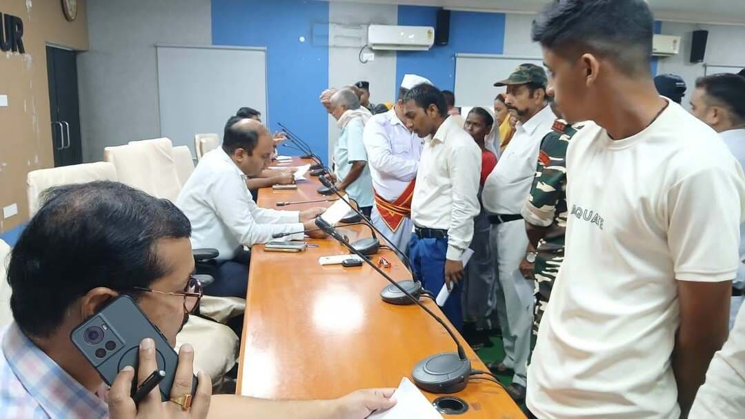 जिलाधिकारी ने जन संवाद में आमजनों की समस्याओं को सुना, अधिकारियों को त्वरित कार्रवाई का निर्देश..
समस्तीपुर, 18 सितंबर 2026।
जिलाधिकारी, समस्तीपुर श्री रोशन कुशवाहा द्वारा आज समाहरणालय सभागार में आयोजित जन संवाद कार्यक्रम में जिले के विभिन्न क्षेत्रों से आए आमजनों की समस्याओं एवं शिकायतों को स्वयं सुना गया।
जन संवाद के दौरान आमजनों द्वारा भूमि एवं राजस्व, आवास, शिक्षा, स्वास्थ्य, सामाजिक सुरक्षा, ग्रामीण विकास, विद्युत, आपूर्ति सहित विभिन्न विभागों से संबंधित समस्याओं से जिलाधिकारी को अवगत कराया गया। जिलाधिकारी ने प्रत्येक मामले को गंभीरतापूर्वक सुनते हुए संबंधित पदाधिकारियों से आवश्यक जानकारी प्राप्त की तथा नियमानुसार मामलों के त्वरित एवं गुणवत्तापूर्ण निष्पादन का निर्देश दिया।
जिलाधिकारी ने अधिकारियों को निर्देशित किया कि जन संवाद में प्राप्त आवेदनों पर प्राथमिकता के आधार पर कार्रवाई सुनिश्चित की जाए। शिकायतों के निष्पादन में अनावश्यक विलंब नहीं हो तथा प्रत्येक आवेदक को की गई कार्रवाई से अवगत कराया जाए।
उन्होंने कहा कि आमजनों की समस्याओं का समयबद्ध एवं पारदर्शी तरीके से समाधान जिला प्रशासन की प्राथमिकता है। जन संवाद के माध्यम से प्रशासन एवं आम जनता के बीच सीधा संवाद स्थापित करते हुए पात्र लाभुकों को सरकार की जनकल्याणकारी योजनाओं का लाभ उपलब्ध कराने तथा शिकायतों का नियमानुसार समाधान सुनिश्चित किया जा रहा है।
मौके पर अपर समाहर्ता श्री ब्रजेश कुमार, जिला पंचायत राज पदाधिकारी श्री विष्णु देव मंडल, राजस्व प्रभारी श्री धर्मराज सहित अन्य संबंधित जिला स्तरीय पदाधिकारी एवं कर्मी उपस्थित रहे।
#जिलाप्रशासनसमस्तीपुर
#जनसंवाद
Information & Public Relations Department, Government of Bihar