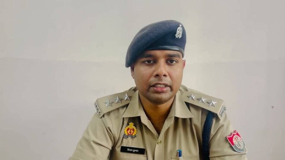 लखीमपुर-खीरी जनपद के थाना पढुआ क्षेत्रान्तर्गत युवक द्वारा लड़की के भाई को गोली मारकर घायल करने व स्वयं गोली मारकर आत्महत्या कर लेने के सम्बन्ध में क्षेत्राधिकारी निघासन शिवम कुमार की बाइट