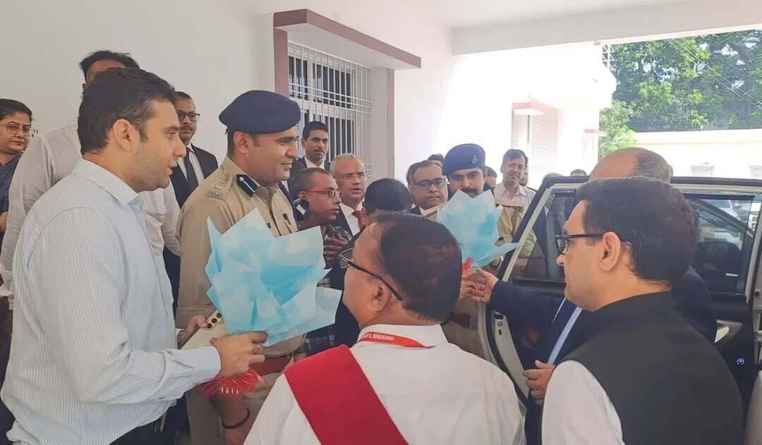 माननीय पटना उच्च न्यायालय के निरीक्षी न्यायमूर्ति सह बेगूसराय न्याय मंडल के निरीक्षी न्यायमूर्ति श्री अजीत कुमार ने आज से अपने तीन दिवसीय निरीक्षण दौरे की शुरुआत की।
बेगूसराय पहुंचने पर जिला प्रशासन की ओर से गार्ड ऑफ ऑनर दिया गया। उन्होंने जिला न्यायालय परिसर में वृक्षारोपण, प्रस्तावित फव्वारा एवं लेडी जस्टिस की प्रतिमा के लिए भूमि पूजन तथा नवनिर्मित सुरक्षा कक्ष एवं वॉशरूम का उद्घाटन किया। इसके बाद विभिन्न न्यायालयों, कार्यालयों एवं अभिलेखागार का निरीक्षण कर न्यायिक एवं प्रशासनिक व्यवस्थाओं का जायजा लिया। उन्होंने रेलवे कोर्ट, बरौनी एवं तेघड़ा अनुमंडलीय न्यायालय के लिए प्रस्तावित भूमि का भी निरीक्षण किया तथा अधिवक्ता संघ के पदाधिकारियों एवं अधिवक्ताओं के साथ बैठक कर उनकी समस्याओं एवं अपेक्षाओं की जानकारी ली।
IPRD Bihar
#begusarai