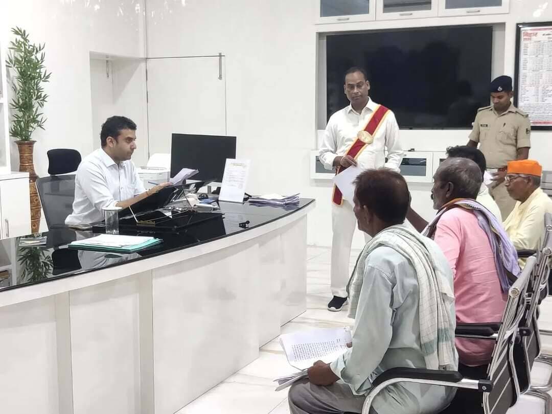 “सबका सम्मान, जीवन आसान” अभियान के तहत जिला पदाधिकारी, बेगूसराय श्री रिची पांडेय की अध्यक्षता में समाहरणालय में जनता दरबार आयोजित किया गया। इस दौरान जिले के विभिन्न क्षेत्रों से आए नागरिकों ने अपनी समस्याओं एवं शिकायतों से संबंधित 66 आवेदन प्रस्तुत किए।
जिला पदाधिकारी ने आवेदनों की समीक्षा कर संबंधित पदाधिकारियों को निष्पक्ष, संवेदनशील एवं समयबद्ध कार्रवाई सुनिश्चित करने का निर्देश दिया।
जनता दरबार की कार्यप्रणाली से अधिकाधिक नागरिकों को अवगत कराने के उद्देश्य से इसका जिला प्रशासन के आधिकारिक फेसबुक माध्यम से लाइव प्रसारण भी किया गया। जनता की समस्याओं के त्वरित समाधान हेतु प्रत्येक सप्ताह सोमवार एवं शुक्रवार को जनता दरबार आयोजित किया जाता है।
IPRD Bihar
#begusarai