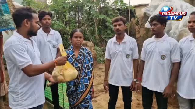 👉 ନୁଆଁଖାଇରେ ଅସହାୟଙ୍କ ପାଖରେ ଯୁବତାରକା ସଂଘ
ଏକାକୀ ଓ ନିରୀହଙ୍କୁ ବଢ଼ାଇଲେ ସାହାଯ୍ୟର ହାତ
ପଦ୍ମପୁର: ପଶ୍ଚିମ ଓଡ଼ିଶାର ଗଣପର୍ବ ବଡ଼ଖା ତିହାର ନୁଆଁଖାଇ ଅବସରରେ ମାନବିକତାର ଏକ ନିଆରା ଉଦାହରଣ ସୃଷ୍ଟି କରିଛି ବରଗଡ଼ ଜିଲ୍ଲା ପଦ୍ମପୁର ବ୍ଲକ ଦହିଗାଁ ପଞ୍ଚାୟତ ଅନ୍ତର୍ଗତ ବ୍ରାହ୍ମଣଡିହି ଗ୍ରାମର ଯୁବତାରକା ସାଂସ୍କୃତିକ ଓ ଲୋକବଳ ସଂଘ।
ନୁଆଁଖାଇ ଭଳି ଭାଇଚାରା, ମିଳାମିଶା ଓ ସମ୍ପର୍କର ପର୍ବରେ ଗ୍ରାମରେ ଏକାକୀ ଜୀବନ ବିତାଉଥିବା ଏବଂ ନିରୀହ, ଅସହାୟ ବ୍ୟକ୍ତିମାନଙ୍କୁ ସଂଘ ପକ୍ଷରୁ ଏକ ଛୋଟିଆ ସାହାଯ୍ୟର ହାତ ବଢ଼ାଯାଇଥିଲା। ସଂଘର ସଦସ୍ୟମାନେ ଅସହାୟ ବ୍ୟକ୍ତିମାନଙ୍କ ନିକଟରେ ପହଞ୍ଚି ସେମାନଙ୍କ ସହ ନୁଆଁଖାଇର ଖୁସି ବାଣ୍ଟିବା ସହ ସହଯୋଗ ପ୍ରଦାନ କରିଥିଲେ।
ନୁଆଁଖାଇ କେବଳ ନୂଆ ଧାନ ଖାଇବାର ପରମ୍ପରା ନୁହେଁ, ବରଂ ଏହା ପରସ୍ପର ମଧ୍ୟରେ ଭାଇଚାରା, ସ୍ନେହ, ସହଯୋଗ ଓ ମାନବିକତାର ବାର୍ତ୍ତା ବହନ କରେ। ଏହି ପବିତ୍ର ପର୍ବରେ ଅସହାୟଙ୍କ ମୁହଁରେ ହସ ଫୁଟାଇବା ପାଇଁ ସଂଘର ଏଭଳି ପ୍ରୟାସକୁ ଗ୍ରାମବାସୀ ପ୍ରଶଂସା କରିଛନ୍ତି।
ନିଜେ ଖୁସି ହେବା ସହ ଅନ୍ୟର ମୁହଁରେ ହସ ଫୁଟାଇବା ହିଁ ନୁଆଁଖାଇର ପ୍ରକୃତ ଆନନ୍ଦ ଏହି ମାନବିକ ଭାବନାକୁନେଇ ଯୁବତାରକା ସାଂସ୍କୃତିକ ଲୋକବଳ ସଂଘର ଏହି ପଦକ୍ଷେପ ସମାଜ ପାଇଁ ଏକ ସୁନ୍ଦର ବାର୍ତା ଦେଇଛି ।