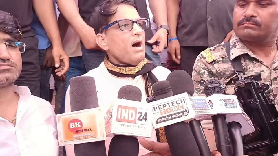 छतरपुर। चंदला में दामोदर यादव ने बंडा में जहरीली शराब से मौतें और बालाघाट में अस्पताल में बच्चों की मौत पर क्या कहा सुनिए