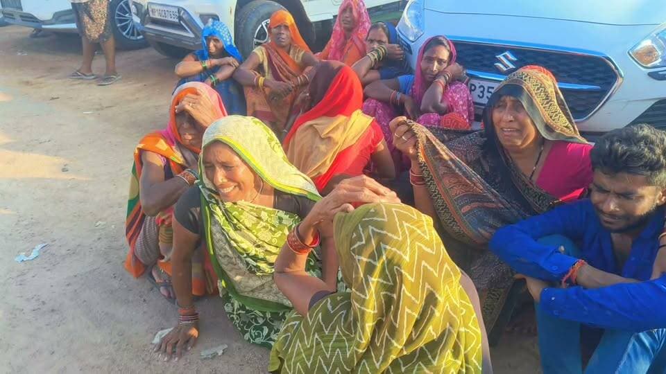 छतरपुर। बमीठा थाना क्षेत्र में युवक के गुमने के बाद परिजनों का रो रो कर बुरा हाल
पुलिस युवक कि तलाश में जुटी सत्यम शुक्ला पर गंभीर आरोप लगाए।