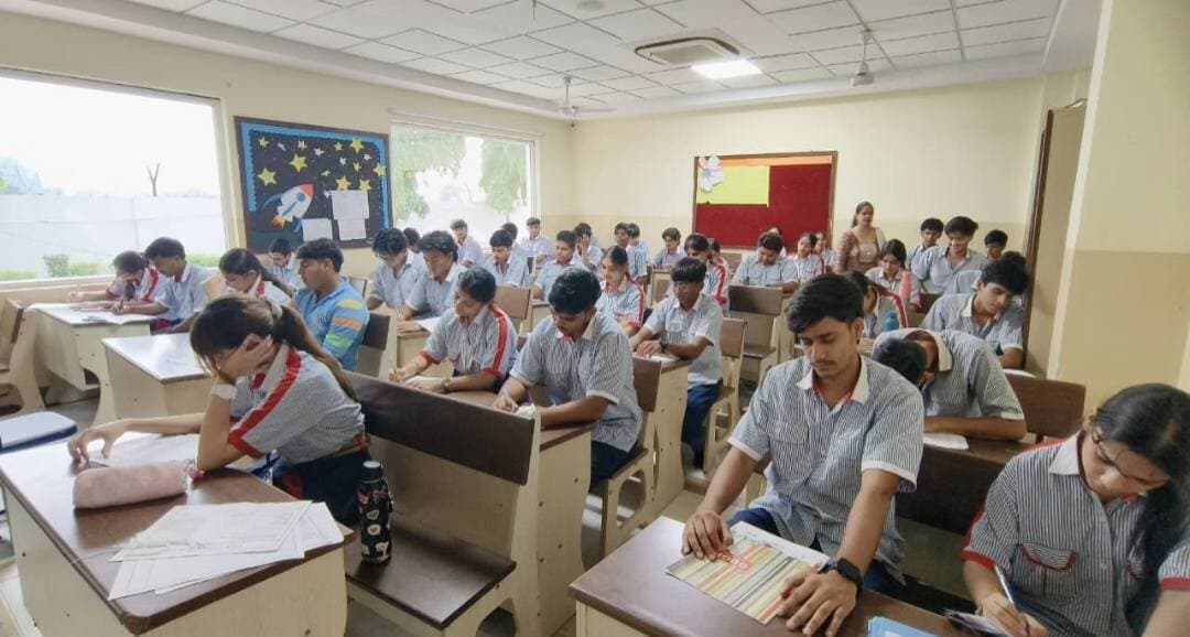 जीडी गोयनका इंटरनेशनल स्कूल, रोहतक में प्रथम टर्म परीक्षा 2026–27 का सफल आयोजन
रोहतक। जीडी गोयनका इंटरनेशनल स्कूल, रोहतक में शैक्षणिक सत्र 2026–27 की प्रथम टर्म परीक्षा का आयोजन सुव्यवस्थित, अनुशासित एवं शांतिपूर्ण वातावरण में किया जा रहा है। परीक्षा के माध्यम से विद्यार्थियों के विषयगत ज्ञान, समझ, लेखन-कौशल एवं अब तक की शैक्षणिक प्रगति का मूल्यांकन किया जा रहा है।
विद्यालय द्वारा परीक्षा के लिए आवश्यक सभी व्यवस्थाएँ सुनिश्चित की गई हैं। विद्यार्थियों को परीक्षा संबंधी दिशा-निर्देशों से अवगत कराया गया है तथा उन्हें समय प्रबंधन, नियमित अध्ययन और आत्मविश्वास के साथ परीक्षा देने के लिए प्रेरित किया गया।
इस अवसर पर विद्यालय के निदेशक श्री विक्रांत मायना एवं श्रीमती सान्या मायना, सहायक निदेशक डॉ. अमन अग्रवाल, प्रधानाचार्या डॉ. श्रुति शर्मा एवं प्रधानाध्यापिका सुश्री अनामिका बलहारा ने विद्यार्थियों को शुभकामनाएँ देते हुए कहा कि परीक्षाएँ केवल मूल्यांकन का माध्यम नहीं, बल्कि विद्यार्थियों में अनुशासन, आत्मविश्वास, परिश्रम एवं जिम्मेदारी की भावना विकसित करने का महत्वपूर्ण अवसर भी हैं।
विद्यालय परिवार विद्यार्थियों के उज्ज्वल भविष्य एवं उत्कृष्ट प्रदर्शन की कामना करता है।