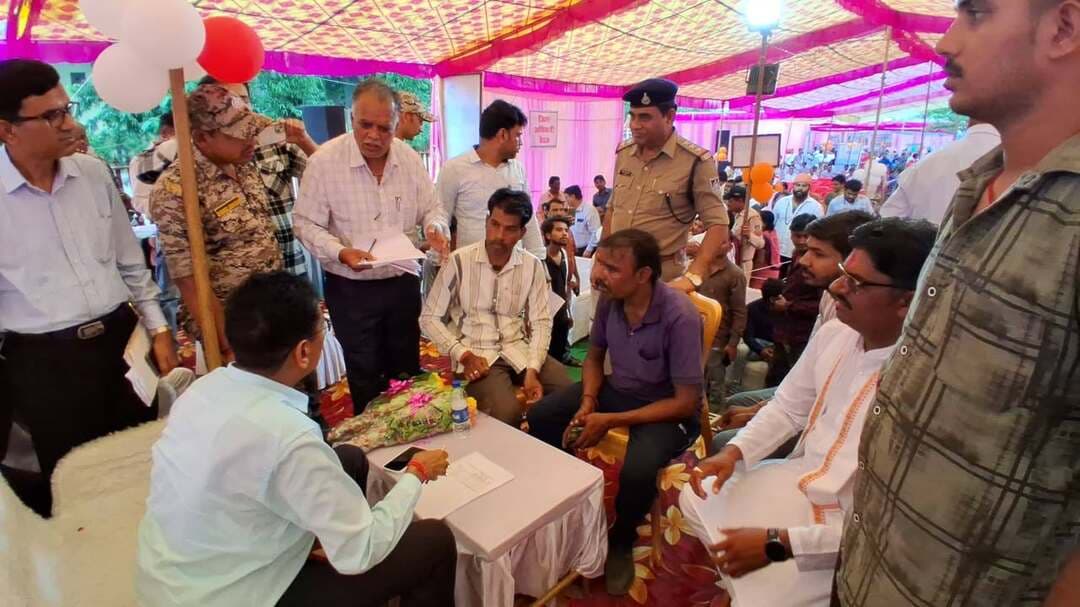 गांव-गांव में विकास को गति देने, पात्र हितग्राहियों को उनका हक दिलाने तथा किसानों सहित आम नागरिकों की समस्याओं के निराकरण के लिए विभिन्न योजनाएं संचालित की जा रही है- पिछड़ा वर्ग कल्याण आयोग अध्यक्ष डॉ. कुसमरिया
==
जन विश्वास अभियान से आमजन की समस्याओं के निराकरण को मिल रही गति - विधायक श्री खटीक
==
पात्र हितग्राहियों को योजनाओं का लाभ दिलाना प्राथमिकता- जिला पंचायत अध्यक्ष श्रीमति पटेल
==
मुख्यमंत्री जन विश्वास अभियान का उद्देश्य आमजन की समस्या का समाधान उनकी पहुंच के निकट करना है- कलेक्टर श्री यादव
=
हटा में आयोजित शिविर में विधायक एवं कलेक्टर ने विभागीय स्टॉल का किया अवलोकन
=
मौके पर ही आवेदन का किया गया निराकरण
==
मुख्यमंत्री जन विश्वास अभियान के तहत हटा में आयोजित शिविर के प्रारंभ में हटा विधायक उमा देवी खटीक एवं कलेक्टर प्रताप नारायण यादव ने विभिन्न विभागों द्वारा लगाए गए स्टॉलों का अवलोकन किया। उन्होंने स्टॉल पर उपलब्ध जनकल्याणकारी योजनाओं एवं सेवाओं की जानकारी ली तथा हितग्राहियों से संवाद कर योजनाओं से मिल रहे लाभ के संबंध में जानकारी प्राप्त की। विभागीय अधिकारियों एवं कर्मचारियों ने उत्साहपूर्वक हितग्राहियों को संबंधित योजनाओं की पात्रता, प्रक्रिया एवं लाभ के बारे में अवगत कराया।
जनविश्वास शिविर में विधायक हटा उमा देवी खटीक ने एक टीबी मरीज को फूड बास्केट वितरित किया। इससे उपचार के साथ मरीज को पोषण संबंधी सहयोग भी मिलेगा साथ ही कमजोर नजर वाले स्वास्थ्य विभाग द्वारा चिन्हित दो बच्चों को मंच से निःशुल्क चश्मा वितरित किया गया। चश्मा मिलने पर बच्चे के चेहरे पर खुशी दिखाई दी।
मध्यप्रदेश राज्य पिछड़ा वर्ग कल्याण आयोग अध्यक्ष डॉ. रामकृष्ण कुसमरिया ने कहा वर्ष 2013 में प्रधानमंत्री नरेंद्र मोदी जी के संबंध में व्यक्त की गई अपेक्षाएं और भविष्यवाणी आज साकार होती दिखाई दे रही हैं। उन्होंने कहा प्रधानमंत्री नरेंद्र मोदी ने देश के विकास और भारत को विश्व स्तर पर अग्रणी बनाने के लिए निरंतर कार्य किया है।
उन्होंने कहा गांव-गांव में विकास को गति देने, पात्र हितग्राहियों को उनका हक दिलाने तथा किसानों सहित आम नागरिकों की समस्याओं के निराकरण के लिए विभिन्न योजनाएं संचालित की जा रही हैं। इन योजनाओं का लाभ पात्र लोगों तक पहुंचाने के लिए शिविर आयोजित कर व्यक्तिगत रूप से सुनवाई की जा रही है।
डॉ. कुसमरिया ने कहा जनविश्वास अभियान के माध्यम से ग्रामीण क्षेत्रों में लोगों की व्यक्तिगत समस्याओं और लंबित कार्यों की जानकारी लेकर उनके निराकरण की दिशा में कार्रवाई की जा रही है। शिविरों का उद्देश्य नागरिकों को शासकीय सेवाओं और योजनाओं का लाभ सहज रूप से उपलब्ध कराना तथा उनकी समस्याओं का समयबद्ध समाधान सुनिश्चित करना है।
हटा विधायक उमा देवी खटीक ने कहा शिविर के माध्यम से पात्र हितग्राहियों को उनकी पात्रता के अनुसार विभिन्न जनकल्याणकारी योजनाओं का लाभ उपलब्ध कराया जा रहा है। प्रशासन द्वारा आमजन की समस्याओं के निराकरण और योजनाओं का लाभ पहुंचाने के लिए पूरी लगन एवं तत्परता से कार्य किया जा रहा है।
विधायक श्री खटीक ने कहा हटा विधानसभा क्षेत्र के विकास के लिए एक विधायक के रूप में निरंतर प्रयास किए जा रहे हैं। क्षेत्र की आवश्यकताओं के अनुरूप विकास कार्यों को आगे बढ़ाने तथा जनता को बेहतर सुविधाएं उपलब्ध कराने के लिए लगातार कार्य किया जा रहा है। उन्होने कहा
प्रधानमंत्री नरेंद्र मोदी एवं मुख्यमंत्री डॉ. मोहन यादव के आह्वान पर आयोजित इस शिविर का उद्देश्य आमजन के जनकल्याण से जुड़े कार्यों का निराकरण करना तथा पात्र हितग्राहियों को शासन की योजनाओं का लाभ दिलाना है।
जिला पंचायत अध्यक्ष रंजीता गौरव पटेल ने कहा प्रधानमंत्री नरेंद्र मोदी एवं मुख्यमंत्री डॉ. मोहन यादव की मंशा के अनुरूप शासन की योजनाओं का लाभ पात्र हितग्राहियों तक पहुंचाना प्रशासन और जनप्रतिनिधियों की प्राथमिकता है, उन्होंने कहा गांवों के विकास तथा ग्राम पंचायतों को बेहतर बनाने के लिए सभी स्तरों पर चिंतन किया गया है। अधिकारियों को निर्देशित किया गया है कि ग्रामीणों की समस्याओं का निराकरण प्राथमिकता से किया जाए तथा जिन पात्र लोगों को अभी तक शासन की योजनाओं का लाभ नहीं मिल पाया है, उन्हें योजनाओं से जोड़ा जाए।
श्रीमति पटेल ने कहा समाज की अंतिम पंक्ति में खड़े व्यक्ति को मुख्यधारा से जोड़ने के लिए निरंतर प्रयास किए जाने आवश्यक हैं। उन्होंने कहा जनविश्वास अभियान के तहत आगे भी इसी प्रकार के शिविर आयोजित किए जाएंगे, ताकि क्षेत्र की जनता को शासन की योजनाओं एवं सेवाओं का लाभ उनके निकट ही उपलब्ध कराया जा सके।
कलेक्टर ने मौके पर ही आवेदकों की समस्या निराकृत करने के दिए निर्देश
शिविर में आमजन द्वारा प्रस्तुत आवेदनों को पूरी संवेदनशीलता से लेते हुए कलेक्टर प्रताप नारायण ने संबंधित अधिकारियों को निर्देश दिए कि आवेदकों को शिविर में अपने सम्मुख बुलाकर उनकी समस्या एवं आवेदन को समझते हुए समुचित निराकरण सुनिश्चित करें। उन्होंने कहा कि मुख्यमंत्री जन विश्वास अभियान का उद्देश्य आमजन की समस्याओं का समाधान उनकी पहुंच के निकट करना है, इसलिए प्रत्येक आवेदन पर संवेदनशीलता एवं तत्परता से कार्रवाई की जाए और पात्र हितग्राहियों को योजनाओं का लाभ दिलाया जाए।
क्षेत्र के उद्यमियों से कलेक्टर ने किया संवाद, विकास को गति देने
आवश्यक सहयोग का दिया भरोसा
कलेक्टर प्रताप नारायण यादव ने क्षेत्र के उद्यमियों से चर्चा कर उनकी आवश्यकताओं एवं सुझावों की जानकारी ली। उन्होंने कहा कि क्षेत्र में रोजगार एवं आर्थिक गतिविधियों को बढ़ावा देने के लिए नए उद्यम स्थापित करने की दिशा में आवश्यकतानुसार हरसंभव सहयोग प्रदान किया जाएगा।