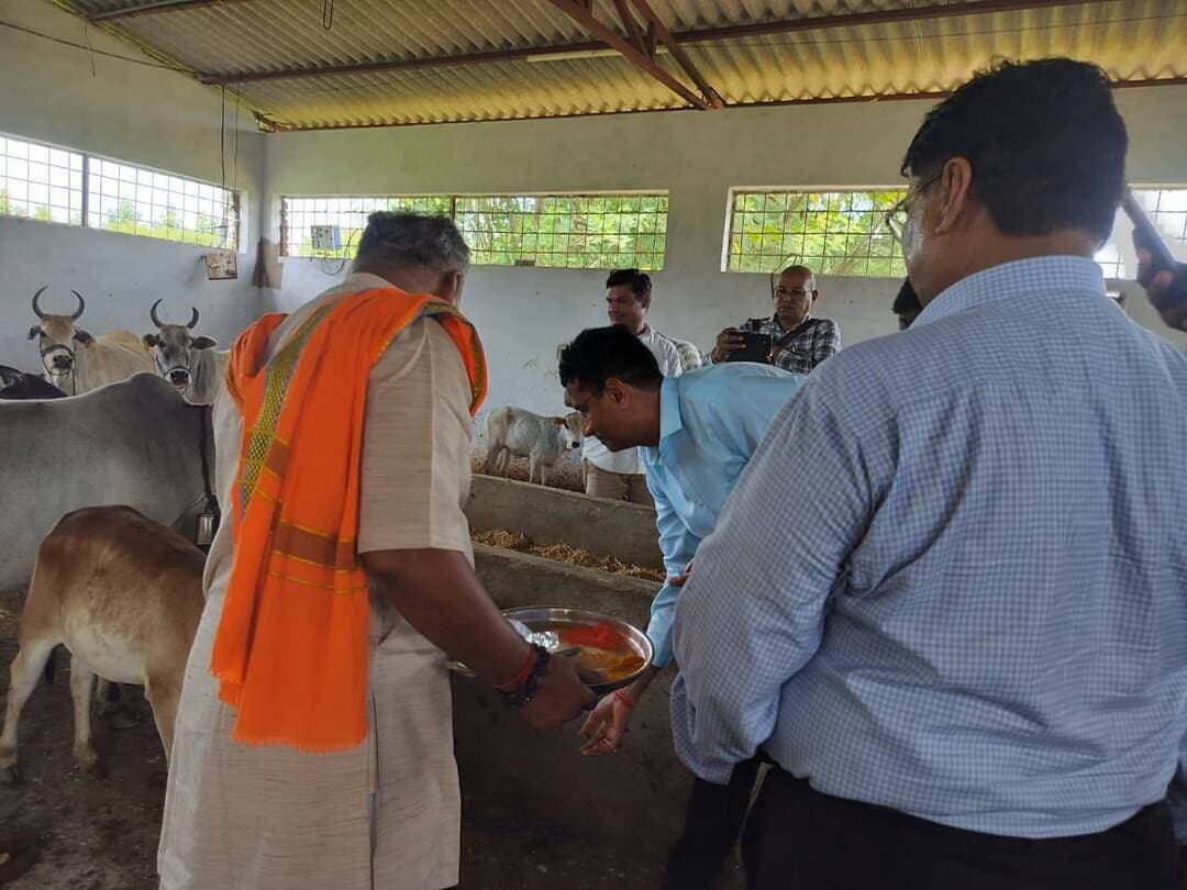 एक माह के भीतर सड़कों पर बैठने, अथवा विचरण करने वाले गौवंश को गौशालाओं में पहुंचाकर सुरक्षित एवं संरक्षित करने का प्रयास किया जाएगा- कलेक्टर श्री यादव
==
गौवंश संरक्षण और सुगम यातायात के लिए "सड़क से गौशाला की ओर" अभियान
==
कलेक्टर ने किया श्रीराम गौशाला हटा का निरीक्षण, व्यवस्थाओ का लिया जायजा
==
सेवा संकल्प अभियान एवं मुख्यमंत्री जन-विश्वास अभियान के अंर्तगत कलेक्टर प्रताप नारायण यादव ने श्रीराम गौशाला हटा का निरीक्षण किया। इस दौरान गौवंश के लिए उपलब्ध व्यवस्थाओं, संरक्षण एवं देखरेख की स्थिति का जायजा लिया।
कलेक्टर प्रताप नारायण यादव ने कहा कि गौशाला में गौवंश के लिए अच्छी व्यवस्थाएं पाई गईं। यहां लोग सेवा भाव से कार्य कर रहे हैं तथा गौमाता के संरक्षण के लिए अपने दायित्वों का पूरी तरह निर्वहन कर रहे हैं।
उन्होने कहा जिला प्रशासन द्वारा ‘सड़क से गौशाला की ओर’ अभियान चलाया जा रहा है। अभियान का उद्देश्य यह सुनिश्चित करना है कि कोई भी असहाय एवं निराश्रित गौवंश सड़क पर बैठने या भटकने के लिए मजबूर न हो। ऐसे गौवंश को शासन द्वारा संचालित गौशालाओं में भेजकर सुरक्षित एवं संरक्षित किया जाएगा।
श्री यादव ने कहा सड़क पर गौवंश के बैठने से आए दिन दुर्घटनाएं होती हैं और आमजन प्रभावित होते हैं। इन परिस्थितियों को ध्यान में रखते हुए जिला प्रशासन ने अभियान को प्रभावी रूप से संचालित करने का निर्णय लिया है।
कलेक्टर ने कहा एक माह के भीतर सड़कों पर बैठने अथवा विचरण करने वाले गौवंश को गौशालाओं में पहुंचाकर सुरक्षित एवं संरक्षित करने का प्रयास किया जाएगा। इससे गौवंश का संरक्षण सुनिश्चित होने के साथ आमजन के लिए यातायात व्यवस्था भी सुगम होगी और सड़क पर उत्पन्न होने वाले अवरोधों को दूर किया जा सकेगा।