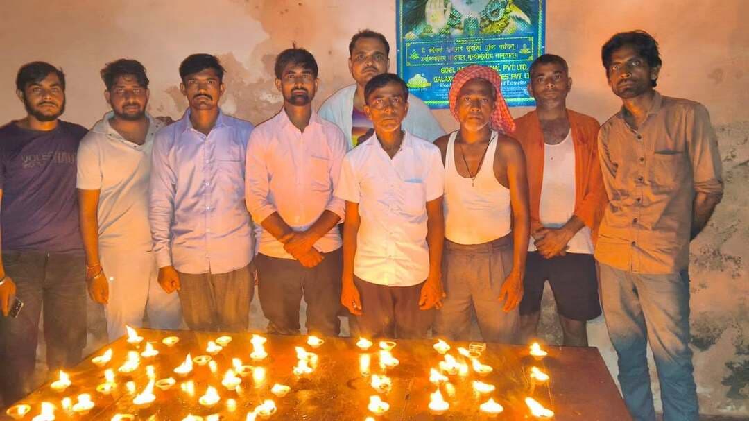 विकसित भारत-जन सेवा अभियान 2026
जिले में विभिन्न स्थानों पर ‘आशीर्वाद का दीया’ कार्यक्रम आयोजित
धौलपुर, 18 सितम्बर। जिले में आशीर्वाद का दीया अभियान के तहत गुरुवार को विभिन्न स्थानों पर कार्यक्रम आयोजित किए गए। कार्यक्रमों में अधिकारियों, कार्मिकों, राजीविका से जुड़ी महिलाओं, विद्यालय के विद्यार्थियों एवं ग्रामीणों ने उत्साहपूर्वक सहभागिता की।
आयोजित कार्यक्रम में पंचायत समिति स्टाफ, ग्राम पंचायत प्रशासक, ग्राम विकास अधिकारी, राजीविका से जुड़ी महिलाएं एवं सैकड़ों की संख्या में ग्रामीण उपस्थित रहे। इस दौरान उपस्थित लोगों ने दीप प्रज्वलित कर अभियान में सहभागिता की। स्थानीय ग्रामीणों, महिलाओं एवं संबंधित अधिकारियों-कर्मचारियों ने दीप प्रज्वलित कर कार्यक्रम में सहभागिता की। वहीं विद्यालय के विद्यार्थियों ने दीप प्रज्वलित कर प्रधानमंत्री नरेंद्र मोदी के दीर्घायु एवं स्वस्थ जीवन की कामना की। जिले के विभिन्न स्थानों पर आयोजित इन कार्यक्रमों में बड़ी संख्या में लोगों ने सहभागिता कर ‘आशीर्वाद का दीया’ अभियान के प्रति अपनी भागीदारी दर्ज कराई।