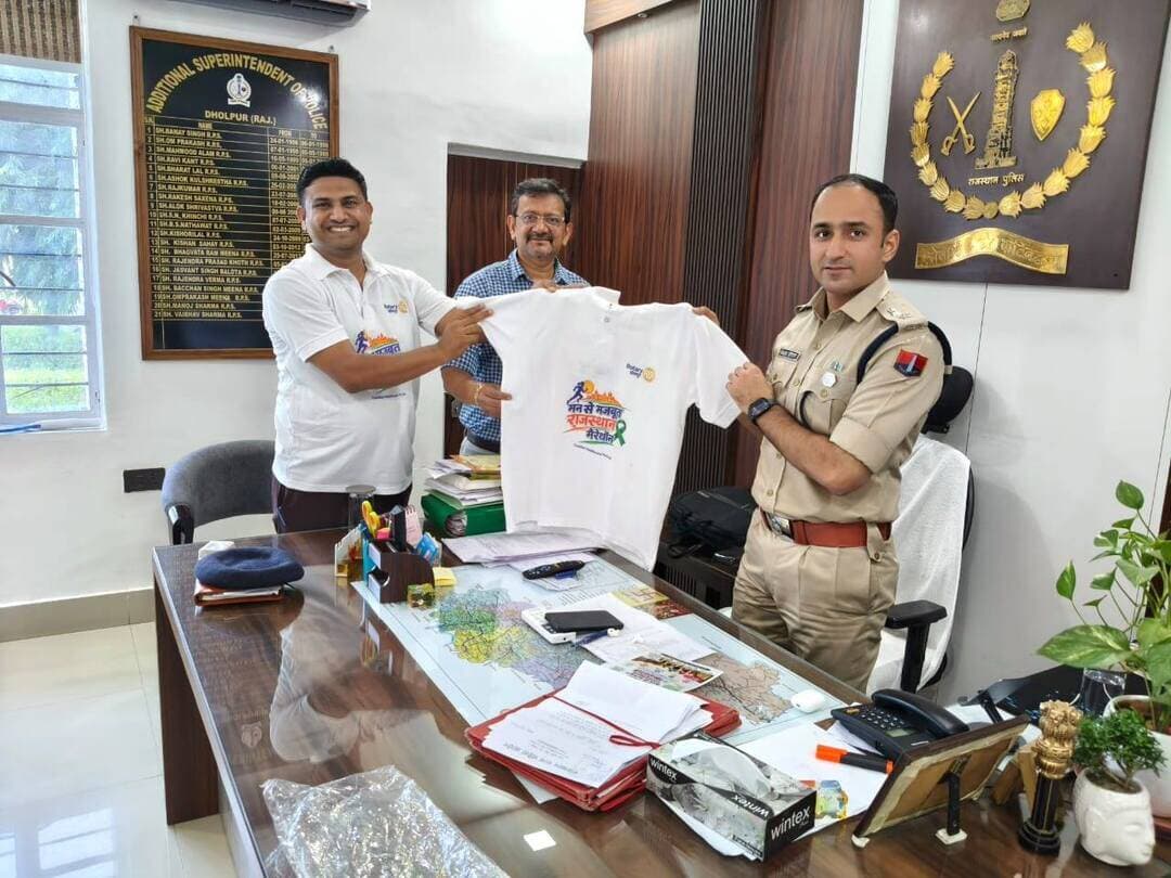 मन से मजबूत राजस्थान मैराथन की टी-शर्ट का विमोचन
जिला कलक्टर श्रीनिधि बी टी एवं पुलिस अधीक्षक विकास सांगवान ने किया विमोचन
धौलपुर, 18 सितम्बर। मानसिक स्वास्थ्य के प्रति जन-जागरूकता बढ़ाने तथा मानसिक समस्याओं को लेकर व्याप्त झिझक एवं सामाजिक कलंक को कम करने के उद्देश्य से राष्ट्रीय मानसिक स्वास्थ्य कार्यक्रम, इंडियन मेडिकल एसोसिएशन एवं रोटरी क्लब धौलपुर के संयुक्त तत्वावधान में आयोजित होने वाली मन से मजबूत राजस्थान मैराथन रन फॉर मन की आधिकारिक टी-शर्ट का विमोचन जिला कलेक्टर श्रीनिधि बी टी एवं पुलिस अधीक्षक विकास सांगवान ने किया। मैराथन 20 सितम्बर को प्रातः 6.30 बजे नगर परिषद कार्यालय धौलपुर से प्रारंभ होकर मचकुंड पर संपन्न होगी। इसमें चिकित्सकों, विद्यार्थियों, युवाओं, सामाजिक संगठनों एवं आम नागरिकों की सहभागिता रहेगी।
इस अवसर पर जिला कलक्टर श्रीनिधि बी टी ने कहा कि मानसिक स्वास्थ्य भी समग्र स्वास्थ्य का महत्वपूर्ण हिस्सा है। जागरूकता कार्यक्रमों के माध्यम से लोगों को मानसिक स्वास्थ्य संबंधी विषयों पर खुलकर संवाद करने और स्वस्थ जीवनशैली अपनाने के लिए प्रेरित किया जा सकता है। उन्होंने जिलेवासियों, विशेषकर युवाओं से मैराथन में सक्रिय सहभागिता की अपील की। पुलिस अधीक्षक विकास सांगवान ने कहा कि मानसिक परेशानी या तनाव की स्थिति में इसे छिपाने के बजाय परिवार, मित्रों अथवा विशेषज्ञों से संवाद करना चाहिए। उन्होंने कहा कि ऐसे आयोजन मानसिक स्वास्थ्य के प्रति सकारात्मक वातावरण तैयार करने में सहायक हैं।
इस अवसर पर आईएमए अध्यक्ष डॉ. निखिल अग्रवाल, रोटरी क्लब धौलपुर से डॉ. बी.एम. मंगल एवं नोडल अधिकारी डॉ. सुमित मित्तल सहित अन्य उपस्थित रहे।