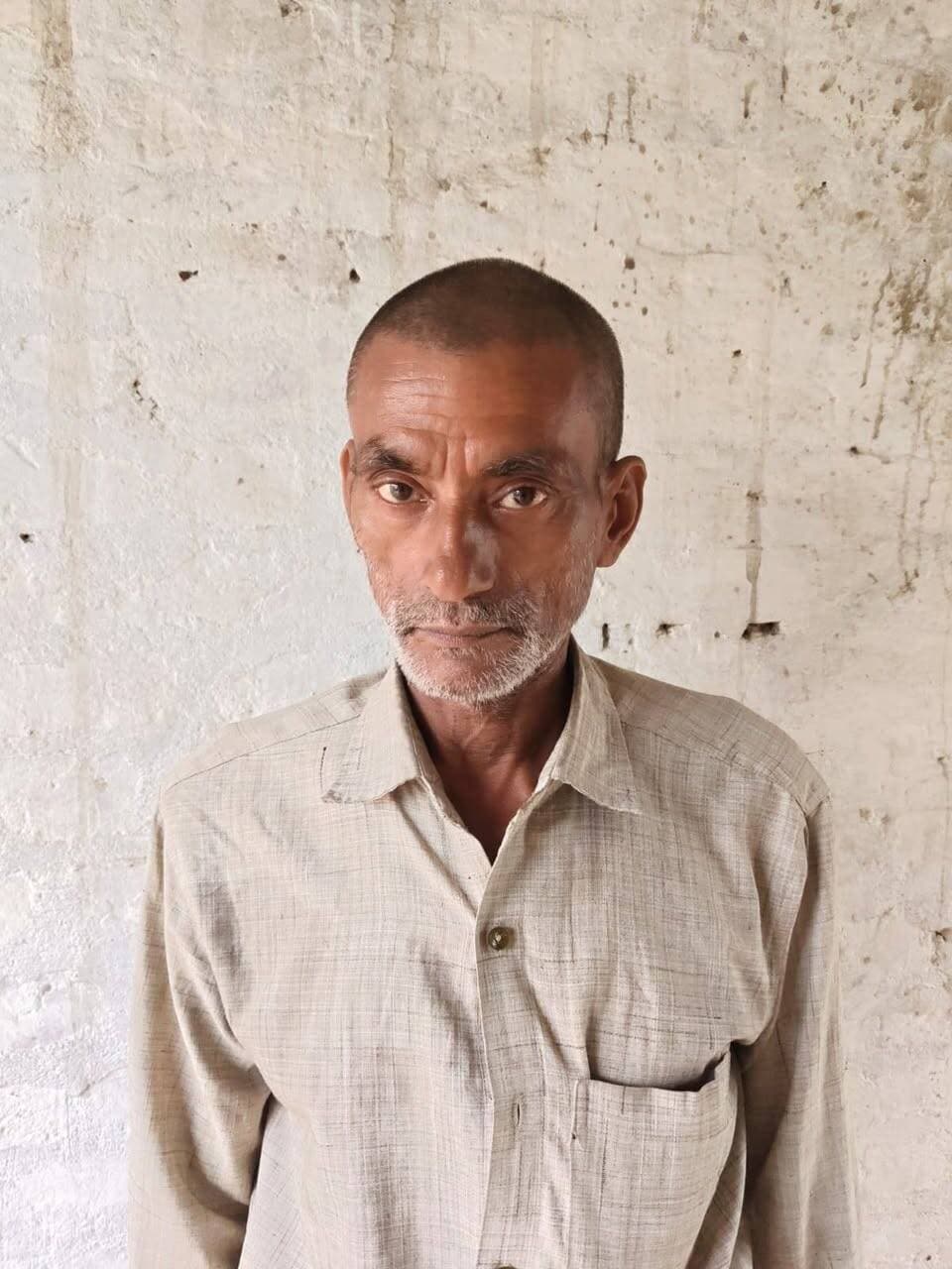 मऊ के रानीपुर ब्लॉक के बरवा गांव में तेज आंधी में छप्पर गिरने से 55 वर्षीय रामप्रवेश चौबे की मौत...
मऊ के रानीपुर ब्लॉक के बरवा गांव में आज दोपहर करीब 2:30 बजे तेज आंधी और बारिश आई। इस दौरान खेत पर बने नलकूप की कोठरी ढह गई। मलबे में दबकर 55 वर्षीय किसान रामप्रवेश चौबे की मौत हो गई।
बरवा गांव के रहने वाले रामप्रवेश चौबे (55 वर्ष) रोज की तरह अपने खेत पर बने नलकूप पर गए थे। यह नलकूप उनके घर से करीब 300 मीटर दूर था। नलकूप के ऊपर लकड़ी की बल्लियों के सहारे एक छप्पर बना हुआ था।
दोपहर करीब ढाई बजे अचानक मौसम बदला। तेज हवाओं के साथ बारिश शुरू हो गई। रामप्रवेश चौबे बारिश से बचने के लिए उसी छप्पर के नीचे चारपाई पर बैठ गए। आंधी और बारिश के तेज झोंकों से लकड़ी की बल्लियां टूट गईं और पूरा ढांचा अचानक ढह गया। रामप्रवेश चौबे मलबे के नीचे दब गए।