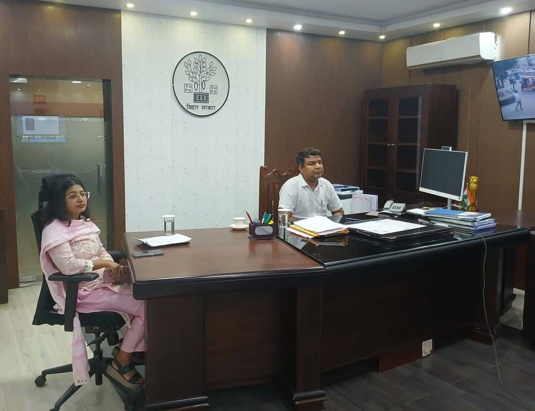 आज दिनांक 18.09.2026 को जिला पदाधिकारी, रोहतास की अध्यक्षता में "सेवा संकल्प एवं कायाकल्प अभियान" के संबंध में समीक्षात्मक बैठक की गई। जिसमें उप विकास आयुक्त, अपर समाहर्ता, जिला लोक शिकायत निवारण-सह- जिला पंचायत राज पदाधिकारी, असैनिक शल्य चिकित्सक, जिला शिक्षा पदाधिकारी, निदेशक, एन०ई०पी०, डी०आर०डी०ए०, निदेशक लेखा प्रशासन एवं स्व नियोजन, डी०आर०डी०ए०, जिला प्रोग्राम पदाधिकारी ICDS एवं सभी संबंधित पदाधिकारी बैठक में उपस्थित थे।
उक्त बैठक से पहले माननीय मुख्यमंत्री, बिहार सरकार श्री सम्राट चौधरी जी द्वारा "सेवा संकल्प एवं कायाकल्प पोर्टल' का शुभारंभ किया गया। इस अभियान के तहत प्रत्येक ग्राम पंचायत में 10 योजनाओं का चयन किया गया है, जिसमें विभिन्न विभागों यथा-ग्रामीण विकास विभाग, शिक्षा विभाग, स्वास्थ्य विभाग, समाज कल्याण विभाग, पंचायती राज विभाग इत्यादि के अभिसरण से क्रियान्वित किया जाना है। इस अभियान के तहत अवसंरचनाओं/परिसंपतियों का नवनिर्माण एवं मरम्मति का कार्य किया जाना है, जिसमें मुख्य रूप से उप स्वास्थ्य केन्द्र, आंगनबाड़ी केन्द, सरकारी विद्यालयों में अतिरिक्त कमरा, किचन शेड, चाहरदीवारी, शौचालय, सामुदायिक भवन आदि का निर्माण एवं मरम्मति संबंधित विभागों के अभिसरण से किया जाना है।
दिनांक 17.09.2026 को ग्राम सभा का आयोजन किया गया, जिसमें ग्राम सभा द्वारा सभी योजनाओं का अनुमोदन कर दिया गया है। दिनांक 24.09.2026 तक चयनित सभी योजनाओं की प्रविष्टि "सेवा संकल्प एवं कायाकल्प पोर्टल" पर की जानी है। सभी मरम्मति एवं रंग-रोगन आदि योग्य अवसंरचनाओं को दिनांक 30.11.2026 तक पूर्ण किया जाना है, जिसे मातृ विभाग द्वारा पूर्ण किया जायेगा। नव निर्माण अवसंरचनाओं को संबंधित विभागों के अभिसरण से दिनांक 31.03.2027 तक पूर्ण किया जाना है। इस अभियान में प्रखण्ड स्तर पर नोडल पदाधिकारी, प्रखण्ड विकास पदाधिकारी को नामित किया गया है तथा जिला स्तर पर उप विकास आयुक्त को नोडल पदाधिकारी के रूप में नामित किया गया है। सभी योजनाओं की प्रगति का अनुश्रवण जिला पदाधिकारी एवं उप विकास आयुक्त के द्वारा अनवरत रूप से किया जायेगा।
#IPRD
#BiharGovernment
#SevaSankalpevamKayakalpAbhiyan
#ReviewMeeting
Information & Public Relations Department, Government of Bihar