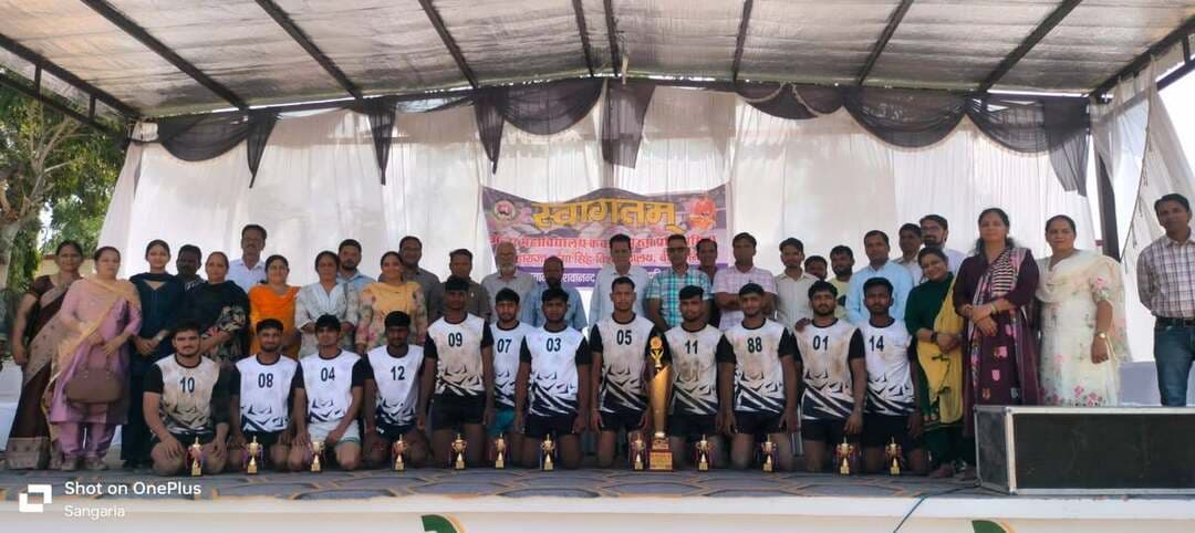 Gramotthan Vidyapeeth,Sangaria में अंतर महाविद्यालय कबड्डी प्रतियोगिता में स्वामी केशवानंद महाविद्यालय की टीम बनी विजेता
संगरिया की आवाज़।
#संगरिया, महाराजा गंगा सिंह विश्वविद्यालय द्वारा आयोजित अंतर महाविद्यालय कबड्डी प्रतियोगिता में स्वामी केशवानंद महाविद्यालय, संगरिया की टीम ने उत्कृष्ट प्रदर्शन करते हुए विजेता का खिताब अपने नाम किया। प्रतियोगिता के फाइनल मुकाबले में स्वामी केशवानंद महाविद्यालय की टीम ने अंबिका कॉलेज, पल्लू को पराजित कर यह उपलब्धि हासिल की।
टीम की इस उपलब्धि पर ग्रामोत्थान विद्यापीठ के सचिव एडवोकेट सुखराज सिंह सलवारा ने विजेता खिलाड़ियों, कोच एवं महाविद्यालय परिवार को बधाई देते हुए कहा कि यह सफलता खिलाड़ियों की मेहनत, अनुशासन और निरंतर अभ्यास का परिणाम है। उन्होंने खिलाड़ियों के उज्ज्वल भविष्य की कामना की।
महाविद्यालय के प्राचार्य दर्शन सिंह संधू ने भी कोच पवन कुमार एवं सभी खिलाड़ियों को बधाई देते हुए कहा कि टीम ने उत्कृष्ट खेल कौशल और बेहतर तालमेल का प्रदर्शन कर महाविद्यालय का गौरव बढ़ाया है।
इस अवसर पर महाविद्यालय के स्टाफ सदस्य एवं बड़ी संख्या में विद्यार्थी उपस्थित रहे। सभी ने विजेता टीम का अभिनंदन कर खिलाड़ियों को भविष्य की प्रतियोगिताओं के लिए शुभकामनाएं दीं।
संगरिया की आवाज़
Swami Keshwanand GV College, Sangaria
Government College, Sangaria