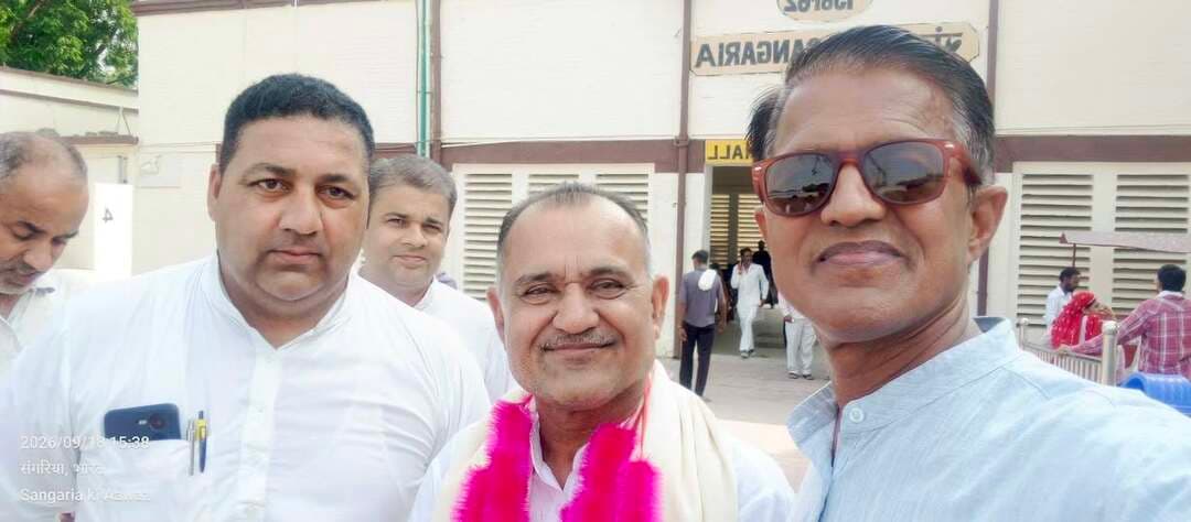 #संगरिया
🌹 संगरिया से रणवीर सिंह भादू जी की शानदार विदाई 🌹
संगरिया की आवाज़।
आप सभी को सादर प्रणाम 🙏
संगरिया प्रवास के दौरान भाजपा निकाय चुनाव प्रभारी श्री Ranveer Singh Bhadu जी को शहरवासियों एवं कार्यकर्ताओं से जो स्नेह, सम्मान और अपनापन मिला, वह निश्चित रूप से अविस्मरणीय रहेगा।
आज दोपहर 3:30 बजे की ट्रेन से बाड़मेर के लिए प्रस्थान करने से पूर्व भादू जी ने सभी स्नेहीजनों से एक बार राम-राम करने एवं आभार व्यक्त करने का आग्रह किया है।
📍 स्थान — साहूवाला धर्मशाला, संगरिया
🕒 समय — दोपहर 3:00 बजे
यह अवसर केवल विदाई का नहीं, बल्कि आपसी स्नेह और आत्मीयता को याद करने का भी है।
संगरिया की ओर से रणवीर सिंह भादू जी को सादर विदाई एवं आगामी यात्रा के लिए हार्दिक शुभकामनाएं। 💐🙏
संगरिया की आवाज़
✍️ विजय बैनिवाल
