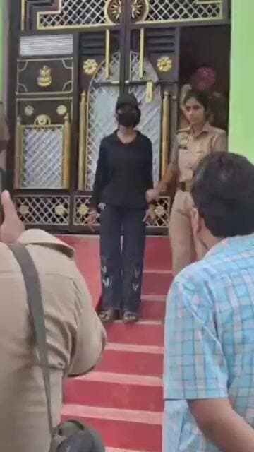 अलीगढ़ के छर्रा में OYO होटल पर बड़ा छापा, 7 युवतियों समेत 13 हिरासत में | होटल सील