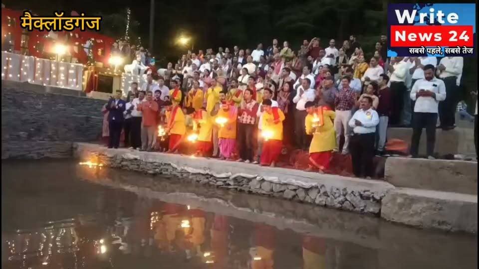 पहली बार महा आरती के साथ राधा अष्टमी डल मेला उत्सव का शुभारंभ
श्रद्धा और भक्ति से सराबोर हुआ डल झील परिसर
धर्मशाला, 18 सितम्बर: राधा अष्टमी के पावन अवसर पर डल झील परिसर में महा आरती के साथ राधा अष्टमी डल मेला उत्सव का शुभारंभ हुआ। इस अवसर पर उप मुख्य सचेतक एवं स्थानीय विधायक केवल सिंह पठानिया ने महा आरती में शामिल होकर विधिवत पूजा-अर्चना की तथा प्रदेशवासियों की सुख-समृद्धि और क्षेत्र की खुशहाली की कामना की।
महा आरती के दौरान डल झील परिसर भक्तिमय वातावरण से गूंज उठा। बड़ी संख्या में श्रद्धालुओं, स्थानीय लोगों तथा पर्यटकों ने महा आरती में भाग लिया और भगवान शिव तथा राधा-कृष्ण के जयघोष से पूरा क्षेत्र भक्तिरस में डूब गया।
महा आरती के साथ शुरू हुए उत्सव के दौरान श्रद्धालुओं ने डल झील के प्राकृतिक सौंदर्य के बीच धार्मिक एवं सांस्कृतिक कार्यक्रमों का आनंद लिया। मेले को लेकर स्थानीय लोगों में विशेष उत्साह देखा गया।