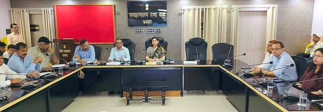 समाहरणालय बक्सर
(जिला जन संपर्क कार्यालय)
प्रेस विज्ञप्ति:- दिनांक 18 सितम्बर 2026
आंतरिक संसाधन एवं जिला राजस्व समन्वय समिति की बैठक आयोजित
आज दिनांक 18 सितम्बर 2026 को जिला पदाधिकारी, बक्सर श्रीमती साहिला की अध्यक्षता में आंतरिक संसाधन एवं जिला राजस्व समन्वय समिति की बैठक समाहरणालय स्थित सभाकक्ष में आयोजित की गई।
बैठक में मुख्य सचिव, बिहार द्वारा दिए गए निर्देशों के आलोक में जमाबंदी अद्यतनीकरण एवं नामांतरण/उत्तराधिकार से संबंधित विशेष अभियान संचालित करने का निर्देश दिया गया।
साथ ही राजस्व महाअभियान, दाखिल-खारिज, भूमि मापी एवं अभियान बसेरा-2 के तहत पर्चा वितरण की प्रक्रिया में तेजी लाते हुए लंबित मामलों का शीघ्र निष्पादन सुनिश्चित करने का निर्देश सभी अंचल अधिकारियों को दिया गया।
जिला पदाधिकारी ने राजस्व संबंधी कार्यों में समयबद्धता एवं प्राथमिकता के आधार पर कार्रवाई सुनिश्चित करने पर विशेष बल दिया।
जिला जन संपर्क कार्यालय
बक्सर।
@top fans Information & Public Relations Department, Government of Bihar Samrat Choudhary CMO Bihar Buxar Administration Buxar Police Revenue and Land Reforms Dept, Govt. of Bihar जिला प्रशासन बक्सर #IPRDBihar #BuxarNews #buxarcity #buxarjila #bihar #buxar