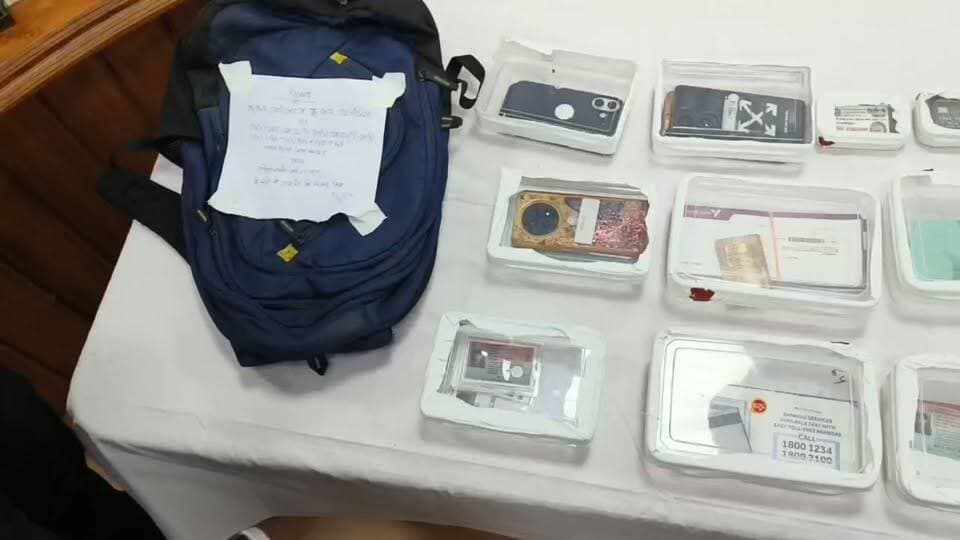 लोन का झांसा देकर बैंक खाते खुलवाते थे, 9 मोबाइल, 25 एटीएम कार्ड और 3.90 लाख रुपये नकद बरामद
#बहराइच #बहराइच_पुलिस #साइबर_क्राइम #साइबर_ठगी #साइबर_अपराध #ऑपरेशन_साइ_वज्र #पुलिस_कार्रवाई #साइबर_ठग #ब्रेकिंग_न्यूज़ #बड़ी_खबर #उत्तरप्रदेश_न्यूज़ #यूपी_पुलिस #CrimeNews #CyberCrime #BahraichNews #BreakingNews #UPNews #PoliceAction #CyberFraud #CyberSafety