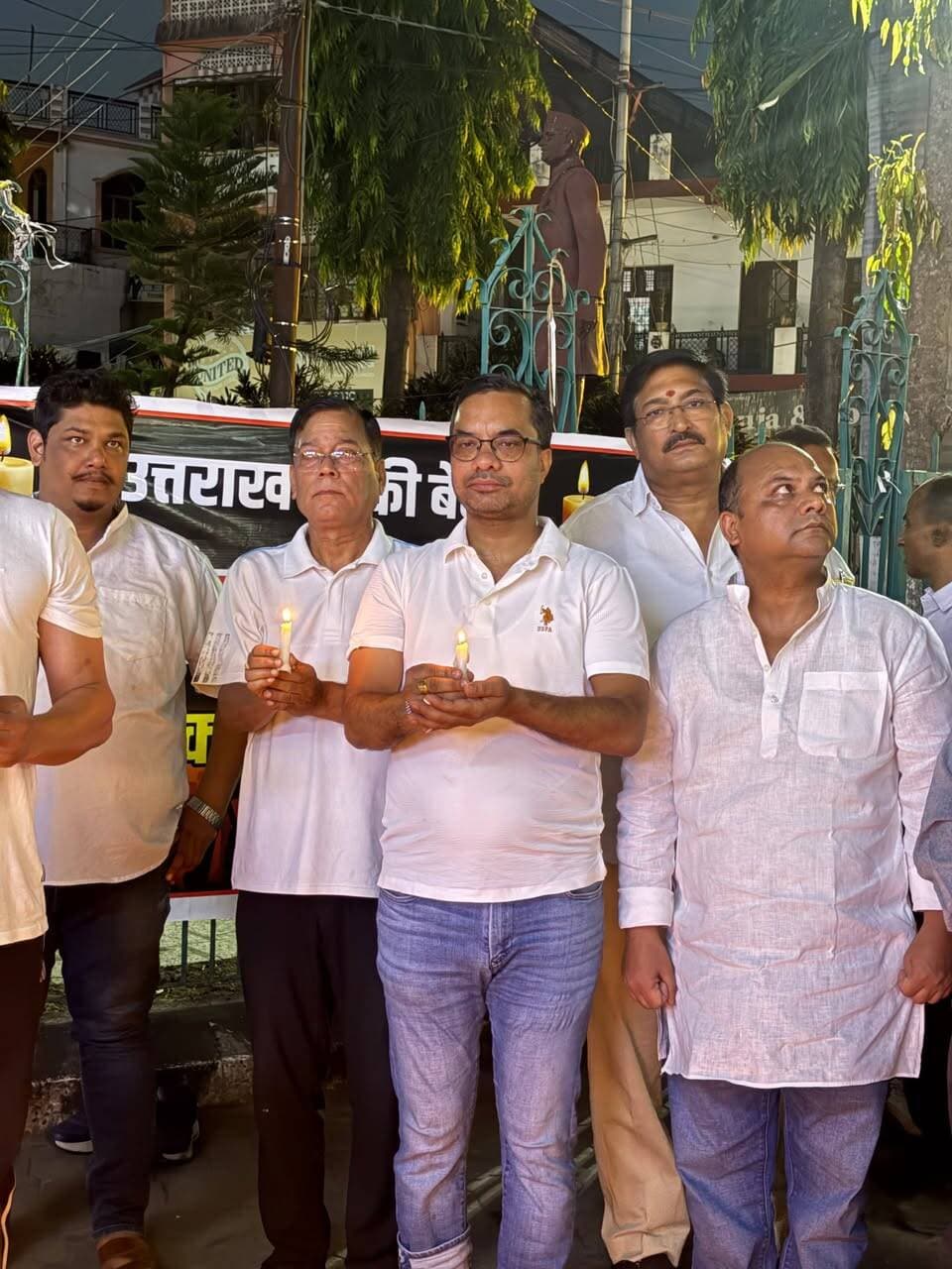 अंकिता भंडारी की चौथी पुण्यतिथि पर श्रीनगर में कांग्रेस ने जलाए दीये, न्याय की मांग
श्रीनगर। अंकिता भंडारी की चौथी पुण्यतिथि पर शुक्रवार को श्रीनगर में कांग्रेस कार्यकर्ताओं ने गोला पार्क में दीये जलाकर अंकिता को श्रद्धांजलि अर्पित की। इस दौरान कार्यकर्ताओं ने अंकिता के चित्र पर पुष्प अर्पित कर उन्हें याद किया और मामले में न्याय की मांग दोहराई।
कार्यक्रम में कांग्रेस नेता सुधांशु नोडियाल, निशांत प्रताप और जगदीश भट्ट, सूरज घिल्डियाल ने संबोधित करते हुए कहा कि अंकिता भंडारी की हत्या को चार वर्ष बीत चुके हैं, लेकिन परिवार और प्रदेश की जनता के मन में अब भी कई सवाल हैं। वक्ताओं ने कहा कि अंकिता को न्याय मिलना केवल एक परिवार का सवाल नहीं, बल्कि उत्तराखंड की बेटियों की सुरक्षा और सम्मान से जुड़ा विषय है।
कांग्रेस नेता सुधांशु नोडियाल ने कहा कि चार वर्ष बाद भी अंकिता के परिवार को न्याय के लिए संघर्ष करना पड़ रहा है। उन्होंने कहा कि सरकार को मामले से जुड़े सभी सवालों का स्पष्ट जवाब जनता के सामने रखना चाहिए और जांच को निष्पक्ष एवं पारदर्शी तरीके से आगे बढ़ाते हुए दोषियों को कानून के अनुसार सजा दिलाई जानी चाहिए। उन्होंने कहा कि अंकिता उत्तराखंड की बेटी थी और उसके न्याय की लड़ाई को किसी राजनीतिक विवाद तक सीमित नहीं किया जाना चाहिए।
उन्होंने कहा कि कांग्रेस अंकिता के परिवार के साथ खड़ी है और जब तक परिवार को न्याय नहीं मिलता, तब तक लोकतांत्रिक तरीके से आवाज उठाई जाती रहेगी।
कार्यक्रम के दौरान कांग्रेस कार्यकर्ताओं ने दीये जलाकर अंकिता को श्रद्धांजलि दी और “अंकिता को न्याय दो” के नारे लगाए। प्रदेश में चौथी पुण्यतिथि पर विभिन्न स्थानों पर श्रद्धांजलि कार्यक्रम और न्याय की मांग को लेकर आयोजन हुए।