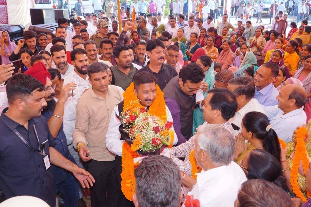 हिमाचल पथ परिवहन निगम में होगी चालकों और परिचालकों की भर्ती: मुकेश अग्निहोत्री
नगरोटा बगवां विधानसभा क्षेत्र में करीब 150 करोड़ रुपये की सिंचाई, पेयजल और मल निकासी योजनाओं का शिलान्यास व लोकार्पण
नगरोटा बगवां, 18 सितंबर। उप मुख्यमंत्री मुकेश अग्निहोत्री ने आज नगरोटा बगवां विधानसभा क्षेत्र में जल शक्ति विभाग की करीब 150 करोड़ रुपये लागत की विभिन्न उठाऊ सिंचाई, पेयजल तथा मल निकासी योजनाओं का शिलान्यास एवं लोकार्पण किया। उन्होंने नगरोटा बगवां बस अड्डे से 10 इलेक्ट्रिक बसों को हरी झंडी दिखाकर रवाना किया तथा नगरोटा बगवां से बड़ोह तक बस में यात्रा भी की। इस अवसर पर हिमाचल प्रदेश पर्यटन विकास निगम के अध्यक्ष एवं नगरोटा बगवां के विधायक आर. एस. बाली भी उनके साथ उपस्थित रहे।
उप मुख्यमंत्री ने अपने एक दिवसीय प्रवास के दौरान सबसे पहले बलधर और सिंहुंड में 6.35 करोड़ रुपये की लागत से बनने वाली बलधर एवं सिंहुंड चरण-एक तथा सिंहुंड चरण-दो उठाऊ सिंचाई योजनाओं का शिलान्यास किया। इन योजनाओं से 135 हेक्टेयर भूमि को सिंचाई सुविधा उपलब्ध होगी। इसके उपरांत उन्होंने पठियार में एनडीबी के अंतर्गत 25 करोड़ रुपये की लागत से निर्मित मस्सल पेयजल योजना का उद्घाटन किया। इस योजना से आठ पंचायतों अंबारी, चाड़ी, लखमंडल, मंजीती उपरली, मलां, मस्सल, मुलाखड़ और पठियार के 40 गांवों की 20 हजार से अधिक आबादी लाभान्वित होगी। योजना के अंतर्गत 133 किलोमीटर लंबी पाइपलाइन बिछाई गई है।
उन्होंने कीरचंबा में ग्राम पंचायत ठारू, कबाड़ी, हटवास, कीरचंबा और सुनेहड़ के लिए 76 करोड़ रुपये की लागत से निर्मित होने वाली मल निकासी योजना का शिलान्यास किया। इसके बाद उन्होंने नगरोटा बगवां बस अड्डे से 10 इलेक्ट्रिक बसों को हरी झंडी दिखाकर रवाना किया।
बड़ोह में उप मुख्यमंत्री ने एडीबी के अंतर्गत पुरानी पेयजल योजनाओं मालनू, नेरा ठम्बा, बड़ोह, बुस्सल-2 और टोरू के सुधार एवं पुनर्निर्माण कार्य का भूमि पूजन किया। इस कार्य पर 35 करोड़ रुपये व्यय किए जाएंगे। उन्होंने कहा कि योजना को पूरा करने की समय-सीमा 30 नवंबर निर्धारित की गई है।
उप मुख्यमंत्री ने बलधर, सिंहुंड, पठियार, कीरचंबा, नगरोटा बगवां और बड़ोह में आयोजित जनसभाओं को संबोधित करते हुए कहा कि प्रदेश सरकार लोगों को बेहतर मूलभूत सुविधाएं उपलब्ध करवाने के लिए प्राथमिकता के आधार पर कार्य कर रही है। पेयजल, सिंचाई और सार्वजनिक परिवहन जैसी सुविधाएं सीधे तौर पर आम लोगों के जीवन से जुड़ी हैं। इन क्षेत्रों के आधारभूत ढांचे को मजबूत करने के लिए सरकार निरंतर प्रयासरत है। मुकेश अग्निहोत्री ने कहा कि नगरोटा बगवां विधानसभा क्षेत्र को स्वर्गीय जी. एस. बाली ने एक विशेष पहचान दी और विकास का ब्रांड बनाया। उन्होंने क्षेत्र में विकास की अनेक परियोजनाएं शुरू कीं। उन्होंने विधायक आर. एस. बाली की सराहना करते हुए कहा कि वे अपने पिता की विकास यात्रा को आगे बढ़ा रहे हैं और उन्होंने विकास का एजेंडा अपने हाथ में लिया है। उन्होंने कहा कि कांगड़ा जिला प्रदेश का बड़ा जिला है तथा आने वाले समय में आर. एस. बाली की महत्वपूर्ण भूमिका होगी। उन्होंने नगरोटा बगवां के लोगों से आर. एस. बाली पर अपना विश्वास बनाए रखने का आह्वान करते हुए कहा कि मजबूत नेतृत्व ही क्षेत्र के विकास को गति दे सकता है।
एचआरटीसी में होगी चालकों व परिचालकों की भर्ती
मुकेश अग्निहोत्री ने कहा कि हिमाचल पथ परिवहन निगम में चालकों और परिचालकों की भर्ती की जाएगी। उन्होंने कहा कि एचआरटीसी हिमाचल प्रदेश के लोगों की जीवनरेखा है और निगम को और अधिक मजबूत किया जा रहा है। उन्होंने बताया कि 500 पुरानी बसों को निगम से हटाया जा रहा है। उन्होंने आरोप लगाया कि भाजपा शासनकाल में एचआरटीसी के लिए नई बसें नहीं खरीदी गईं, जिसके कारण निगम में बसों की कमी हो गई थी। उप मुख्यमंत्री ने कहा कि 297 इलेक्ट्रिक बसों को एचआरटीसी में शामिल करने के बाद लंबे रूटों के लिए 200 डीजल बसें खरीदी जाएंगी। इसके अतिरिक्त 1,000 नई इलेक्ट्रिक बसें खरीदने की भी योजना है।
नगरोटा बगवां के विधायक एवं हिमाचल प्रदेश पर्यटन विकास निगम के अध्यक्ष आर. एस. बाली ने विभिन्न योजनाओं के उद्घाटन एवं शिलान्यास के लिए उप मुख्यमंत्री का आभार व्यक्त किया। उन्होंने नगरोटा बगवां विधानसभा क्षेत्र में हुए विकास का श्रेय क्षेत्र के कार्यकर्ताओं को दिया।
इस अवसर पर एचआरटीसी के उपाध्यक्ष अजय वर्मा, पूर्व विधायक एवं प्रदेश प्रवक्ता सुरेंद्र काकू, ब्लॉक कांग्रेस कमेटी अध्यक्ष मान सिंह, बीडीसी अध्यक्ष रेणु बाला, बीडीसी उपाध्यक्ष सुदेश पराशर, ग्राम पंचायत बड़ोह की प्रधान ममता देवी, ग्राम पंचायत बुस्सल के प्रधान प्रीतम चंद, ग्राम पंचायत बड़ग्रां के प्रधान डॉ. मदन लाल, मुख्य अभियंता आईपीएच दीपक गर्ग, अधीक्षण अभियंता आईपीएच विशाल जसवाल, मुख्य अभियंता एडीबी हेमंत तंवर, अधीक्षण अभियंता अनिल वर्मा तथा एचआरटीसी के डिवीजनल मैनेजर पंकज चड्ढा सहित अन्य गणमान्य लोग उपस्थित थे।