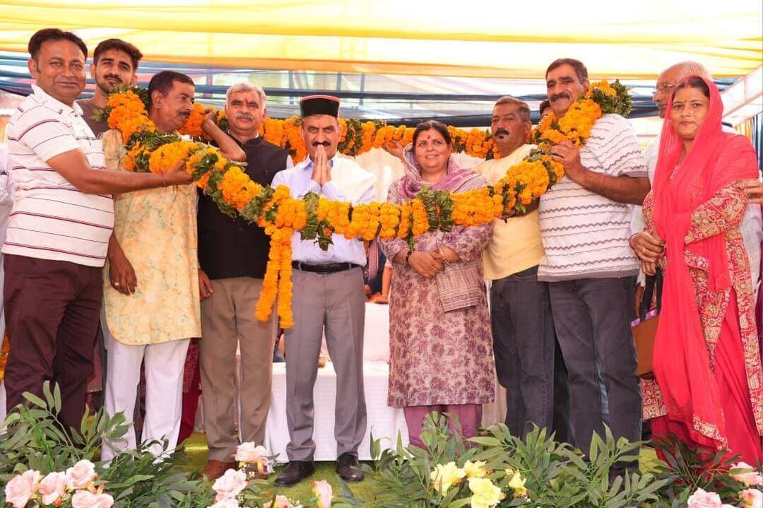 800 करोड़ रूपये देकर एसजेवीएनएल से वापस लेंगे धौलासिद्ध प्रोजेक्टः मुख्यमंत्री
हमीरपुर मेडिकल कॉलेज के लिए दिए 450 करोड़ रुपये, भाजपा का कोई योगदान नहींः मुख्यमंत्री
मुख्यमंत्री ठाकुर सुखविन्द्र सिंह सुक्खू ने कहा कि राज्य सरकार धौलासिद्ध जलविद्युत परियोजना को एसजेवीएनएल से वापस लेगी और इसके लिए 800 करोड़ रुपये दिए जाएंगे। उन्होंने कहा कि प्रदेश सरकार हिमाचल के अधिकारों की रक्षा के लिए प्रतिबद्ध है और इसमें किसी भी प्रकार का समझौता नहीं किया जाएगा।
मुख्यमंत्री आज हमीरपुर जिले के नादौन विधानसभा क्षेत्र में ब्यास नदी पर 31.19 करोड़ रुपये की लागत से निर्मित होने वाले 250 मीटर लंबे, डबल-लेन मोटरेबल एवं फुटपाथ सधोड़ापत्तन पुल के शिलान्यास के बाद आयोजित एक विशाल जनसभा को संबोधित कर रहे थे। उन्होंने कहा कि यह पुल हमीरपुर जिले के नादौन क्षेत्र के दोबड़ कलां गांव को कांगड़ा जिले के ज्वालामुखी क्षेत्र के सिल्ह गांव से जोड़ेगा। इस पुल से नादौन और ज्वालामुखी विधानसभा क्षेत्रों की 15 ग्राम पंचायतों में रहने वाले 30,000 से अधिक लोगों के अलावा सुजानपुर क्षेत्र के लोग भी लाभान्वित होंगे। उन्होंने कहा कि इस पुल से क्षेत्र की लंबे समय से चली आ रही मांग पूरी हो गई है।
इस परियोजना से आसपास के क्षेत्रों में सड़क संपर्क सुविधा सुदृढ़ होगी तथा लोगों और वाहनों की आवाजाही सुगम बनेगी। पुल के निर्माण से नादौन और ज्वालामुखी के बीच निकटतम सड़क मार्ग उपलब्ध होगा, जिससे आवागमन बेहतर होने के साथ-साथ यात्रा की दूरी कम होगी और स्थानीय लोगों के समय की भी बचत होगी।
उन्होंने कहा कि इस पुल से नादौन और ज्वालामुखी विधानसभा क्षेत्रों के बीच संपर्क को बेहतर बनाकर क्षेत्र में सामाजिक एवं आर्थिक गतिविधियों को भी बढ़ावा मिलेगा। इसके साथ ही लोगों और वस्तुओं की आवाजाही आसान होने से क्षेत्र के विकास को गति मिलेगी।
मुख्यमंत्री ने कहा कि हमीरपुर में निर्माणाधीन मेडिकल कॉलेज को लेकर सांसद अनुराग सिंह ठाकुर द्वारा किए जा रहे दावे सही नहीं हैं। उन्होंने कहा कि यह मेडिकल कॉलेज भाजपा की देन नहीं, बल्कि तत्कालीन प्रधानमंत्री डॉ. मनमोहन सिंह के कार्यकाल में स्वीकृत हुआ था। इसकी अधिसूचना 22 जनवरी 2014 को हुई थी और केंद्र सरकार ने उस समय इसके लिए 180 करोड़ रुपये स्वीकृत किए थे। उन्होंने कहा कि उनके विधायक कार्यकाल के दौरान मेडिकल कॉलेज के निर्माण के लिए फॉरेस्ट क्लीयरेंस करवाई गई और अब यह कॉलेज दो महीने में बनकर शुरू हो जाएगा। इससे लोगों को घर के नजदीक बेहतर स्वास्थ्य सुविधाएं मिलेंगी।
श्री सुक्खू ने कहा कि अगर हमीरपुर से मुख्यमंत्री नहीं बनता तो मेडिकल कॉलेज में केवल चार दीवारें ही खड़ी रहतीं। उन्होंने दावा किया कि केंद्र ने इसके निर्माण के लिए कोई मदद नहीं दी और राज्य सरकार ने अपने बजट से 450 करोड़ रुपये दिए हैं। उन्होंने पूर्व भाजपा सरकार पर हमीरपुर जिला की अनदेखी करने का आरोप लगाया। उन्होंने कहा कि इसी मेडिकल कॉलेज में उत्तर भारत का पहला कैंसर इंस्टीट्यूट बनाया जा रहा है। इसे जापान के सहयोग से करीब 500 करोड़ रुपये की लागत से स्थापित किया जाएगा। मेडिकल कॉलेज में सुपर स्पेशलिटी ब्लॉक के निर्माण के लिए भी 150 करोड़ रुपये दिए गए हैं और जल्द ही इस पर काम शुरू होगा।
मुख्यमंत्री ने कहा कि वर्तमान सरकार सरकारी क्षेत्र में बेहतर स्वास्थ्य सुविधाएं उपलब्ध करवाने का प्रयास कर रही है। प्रदेश के सभी मेडिकल कॉलेजों में सुधार किए जा रहे हैं और डायग्नॉस्टिक सिस्टम को दुरुस्त किया जा रहा है। उन्होंने कहा कि एक ही सैंपल से 1,200 टेस्ट करने की सुविधा के लिए एम्स दिल्ली की तर्ज पर सभी मेडिकल कॉलेजों में करीब 28-28 करोड़ रुपये की लागत से ऑटोमेटेड लैब स्थापित की जा रही हैं।
श्री सुक्खू ने कहा कि राज्य सरकार कांगड़ा जिला को टूरिज्म कैपिटल और हमीरपुर को एजुकेशन कैपिटल के रूप में विकसित कर रही है। नादौन में एलाइड हेल्थकेयर कॉलेज खोला जा रहा है, जबकि प्रदेश का पहला साइंस कॉलेज हमीरपुर में स्थापित किया जा रहा है। इसके लिए 100 करोड़ रुपये का प्रावधान किया गया है। उन्होंने कहा कि नादौन में खेलों का एक्सिलेंस सेंटर स्थापित किया जा रहा है, जिससे क्षेत्र में स्पोर्ट्स टूरिज्म को बढ़ावा मिलेगा। इसका उद्घाटन अक्तूबर में किया जाएगा।
मुख्यमंत्री ने कहा कि ज्वालामुखी विधानसभा क्षेत्र के लुथान में 150 करोड़ रुपये की लागत से सुखाश्रय परिसर बनाया जा रहा है। वहीं, नादौन में ब्यास नदी के किनारे 400 करोड़ रुपये की लागत से रिवर फ्रंट विकसित किया जा रहा है। यहां ब्यास आरती भी शुरू की जाएगी। उन्होंने कहा कि अमतर के पास जल्द ही एक और पुल बनाया जाएगा और जिले की सभी सड़कों को डबल लेन करने का काम किया जा रहा है।
भाजपा पर निशाना साधते हुए मुख्यमंत्री ने कहा कि पूर्व भाजपा सरकार के समय प्रदेश की संपदा को लूटा गया और योजनाओं के नाम पर घोटाले हुए। उन्होंने कहा कि आपदा के दौरान 23 हजार से अधिक घर पूरी तरह क्षतिग्रस्त हुए। राज्य सरकार ने अपने संसाधनों से प्रभावित परिवारों को दी जाने वाली आर्थिक सहायता को 1.50 लाख रुपये से बढ़ाकर 8.50 लाख रुपये किया।
श्री सुक्खू ने कहा कि प्राकृतिक हल्दी को समर्थन मूल्य देने का विचार भी उन्हें नादौन से मिला। राज्य सरकार ने राजीव गांधी प्राकृतिक खेती योजना शुरू की है, जिसके तहत प्राकृतिक खेती से उत्पादित उत्पादों को समर्थन मूल्य दिया जा रहा है। उन्होंने कहा कि राज्य सरकार गाय का दूध 61 रुपये प्रति लीटर और भैंस का दूध 71 रुपये प्रति लीटर की दर से खरीद रही है और इसका भुगतान सीधे पशुपालकों के खातों में किया जा रहा है। ढगवार में 300 करोड़ रुपये की लागत से अत्याधुनिक मिल्क प्रोसेसिंग प्लांट स्थापित किया जा रहा है, जो इसी वर्ष के अंत तक शुरू होगा।
मुख्यमंत्री ने आरोप लगाया कि भाजपा ने चुनी हुई सरकार को गिराने का प्रयास किया। उन्होंने कहा कि भगवान और जनता दोनों सरकार के साथ हैं। उन्होंने स्थानीय पंचायत में पंचायत भवन और कम्युनिटी सेंटर के निर्माण के लिए 2 करोड़ रुपये प्रदान करने की घोषणा भी की।
इस अवसर पर ज्वालामुखी के विधायक संजय रतन ने कहा कि सधोड़ा पत्तन पुल का शिलान्यास नादौन और ज्वालामुखी विधानसभा क्षेत्रों के लिए ऐतिहासिक दिन है। उन्होंने कहा कि दोनों क्षेत्रों की वर्षों पुरानी मांग पूरी हुई है। कई सरकारें आईं और गईं, लेकिन पुल का निर्माण शुरू नहीं हो पाया। उन्होंने मुख्यमंत्री का आभार व्यक्त करते हुए कहा कि यह पुल दोनों क्षेत्रों के बीच सेतु का काम करेगा और इससे नादौन के साथ-साथ ज्वालामुखी तथा सुजानपुर क्षेत्र के लोगों को भी लाभ मिलेगा।
इस अवसर पर विधायक कमलेश ठाकुर, मंडल अध्यक्ष कैप्टन पृथ्वी चंद, हिमाचल प्रदेश भवन एवं अन्य सन्निर्माण कामगार कल्याण बोर्ड के अध्यक्ष नरदेव सिंह कंवर, हि.प्र. अन्य पिछड़ा वर्ग वित्त एवं विकास निगम के उपाध्यक्ष डॉ. मोहन लाल और अन्य गणमान्य उपस्थित थे।
.0.