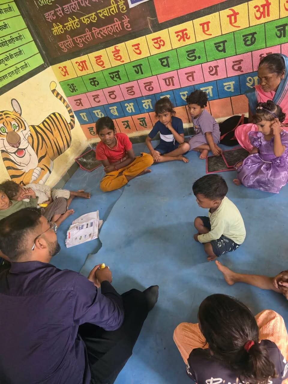 🔹कलेक्टर नर्मदापुरम के निर्देश पर मुख्यमंत्री जनविश्वास अभियान के अंतर्गत ग्राम लोखरतलाई में लगा ब्लॉक स्तरीय शिविर
🔹एसडीएम सिवनी मालवा ने किया ग्राम लोखरतलाई की विभिन्न संस्थाओं निरीक्षण, एसडीएम तथा जनप्रतिनिधियों ने सुनी ग्रामीणों की समस्याएं
➡️कलेक्टर नर्मदापुरम श्री सोमेश मिश्रा के निर्देशानुसार मुख्यमंत्री जनविश्वास अभियान के अंतर्गत तहसील सिवनी मालवा के ग्राम लोखरतलाई में ब्लॉक स्तरीय शिविर का आयोजन किया गया। शिविर के दौरान एसडीएम सिवनी मालवा श्री विजय राय तथा उपस्थित जनप्रतिनिधियों द्वारा ग्राम में विभिन्न संस्थानों एवं व्यवस्थाओं का निरीक्षण किया गया तथा ग्रामीणों की समस्याओं एवं शिकायतों को सीधे सुना गया।
निरीक्षण के दौरान एसडीएम द्वारा ग्राम लोखरतलाई स्थित सहकारी समिति के खाद वितरण केंद्र का निरीक्षण किया गया, जहां केंद्र बंद पाया गया। खाद वितरण केंद्र के निर्धारित समय पर बंद पाए जाने को गंभीरता से लेते हुए एसडीएम श्री विजय राय द्वारा संबंधित सहकारी समिति को नोटिस जारी किया गया तथा कारण बताओ नोटिस (SCN) के माध्यम से स्पष्टीकरण प्रस्तुत करने के निर्देश दिए गए। साथ ही किसानों को खाद वितरण में किसी प्रकार की असुविधा न हो तथा निर्धारित प्रक्रिया के अनुसार खाद की उपलब्धता एवं वितरण सुनिश्चित करने के निर्देश दिए गए।
इसके बाद मुख्यमंत्री जनविश्वास अभियान के अंतर्गत आयोजित ब्लॉक स्तरीय शिविर में ग्रामीणों की समस्याओं एवं शिकायतों को सुना गया तथा शासन की विभिन्न जनकल्याणकारी योजनाओं एवं विभागीय सेवाओं की जानकारी ग्रामीणों को दी गई।
शिविर में जनपद पंचायत अध्यक्ष श्रीमती रेणुका मृगेंद्र सिंह मंडलोई, जिला अध्यक्ष श्रीमती प्रीति पवन शुक्ला, श्री मृगेंद्र मंडलोई, श्री रघुवीर राजपूत सहित अन्य वरिष्ठ जनप्रतिनिधि एवं अधिकारी उपस्थित रहे।
एसडीएम श्री विजय राय ने ग्रामीणों से सीधे संवाद कर उनकी समस्याएं एवं शिकायतें सुनीं। जिन समस्याओं का मौके पर निराकरण संभव था, उनका निराकरण किया गया। वहीं अन्य प्रकरणों को संबंधित विभागों को सौंपते हुए समय-सीमा में निराकरण सुनिश्चित करने के निर्देश दिए गए।
शिविर में 53 आवेदन एवं शिकायतें प्राप्त
शिविर में विभिन्न विभागों से संबंधित कुल 53 आवेदन एवं शिकायतें प्राप्त हुईं। इनमें राजस्व विभाग से 27, पंचायत विभाग से 14, लोक स्वास्थ्य यांत्रिकी विभाग से 2, लोक निर्माण विभाग से 1, मध्यप्रदेश विद्युत वितरण कंपनी से 2, वन विभाग से 1, खाद्य विभाग से 2, निर्वाचन विभाग से 1 तथा शिक्षा विभाग से 2 आवेदन एवं शिकायतें प्राप्त हुईं। इसके साथ ही शिविर के दौरान 15 फार्मर आईडी बनाई गईं तथा 20 ई-केवाईसी की कार्यवाही की गई।
स्वास्थ्य विभाग द्वारा शिविर में 52 लोगों की बीपी एवं शुगर की जांच की गई। ग्रामीणों को स्वास्थ्य संबंधी आवश्यक जानकारी एवं उपलब्ध स्वास्थ्य सेवाओं के बारे में बताया गया।
आंगनवाड़ी केंद्र का निरीक्षण
शिविर के दौरान एसडीएम श्री विजय राय द्वारा ग्राम लोखरतलाई के आंगनवाड़ी केंद्र का निरीक्षण किया गया। उन्होंने केंद्र में बच्चों के लिए उपलब्ध व्यवस्थाओं एवं पोषण संबंधी गतिविधियों की जानकारी ली। इस दौरान बच्चों को फल वितरित किए गए तथा उन्हें नियमित रूप से आंगनवाड़ी एवं विद्यालय आने और मन लगाकर पढ़ाई करने के लिए प्रेरित किया गया।
शासन की योजनाओं की दी गई जानकारी
शिविर में विभिन्न विभागों के अधिकारी एवं कर्मचारी उपस्थित रहे। अधिकारियों द्वारा ग्रामीणों को अपने-अपने विभाग की संचालित योजनाओं एवं हितग्राहीमूलक कार्यक्रमों की जानकारी दी गई। स्वास्थ्य, राजस्व, पंचायत एवं ग्रामीण विकास, लोक स्वास्थ्य यांत्रिकी, कृषि, उद्यानिकी, खाद्य, वन, विद्युत, निर्वाचन एवं शिक्षा विभाग द्वारा संबंधित योजनाओं एवं सेवाओं की जानकारी ग्रामीणों को प्रदान की गई।
शिविर के माध्यम से ग्रामीणों को अपनी समस्याएं सीधे अधिकारियों के समक्ष रखने, शिकायतों के निराकरण की प्रक्रिया जानने तथा शासन की जनकल्याणकारी योजनाओं का लाभ प्राप्त करने का अवसर मिला।
#narmadapuram CM Madhya Pradesh Dr Mohan Yadav Jansampark Madhya Pradesh General Administration Department, MP