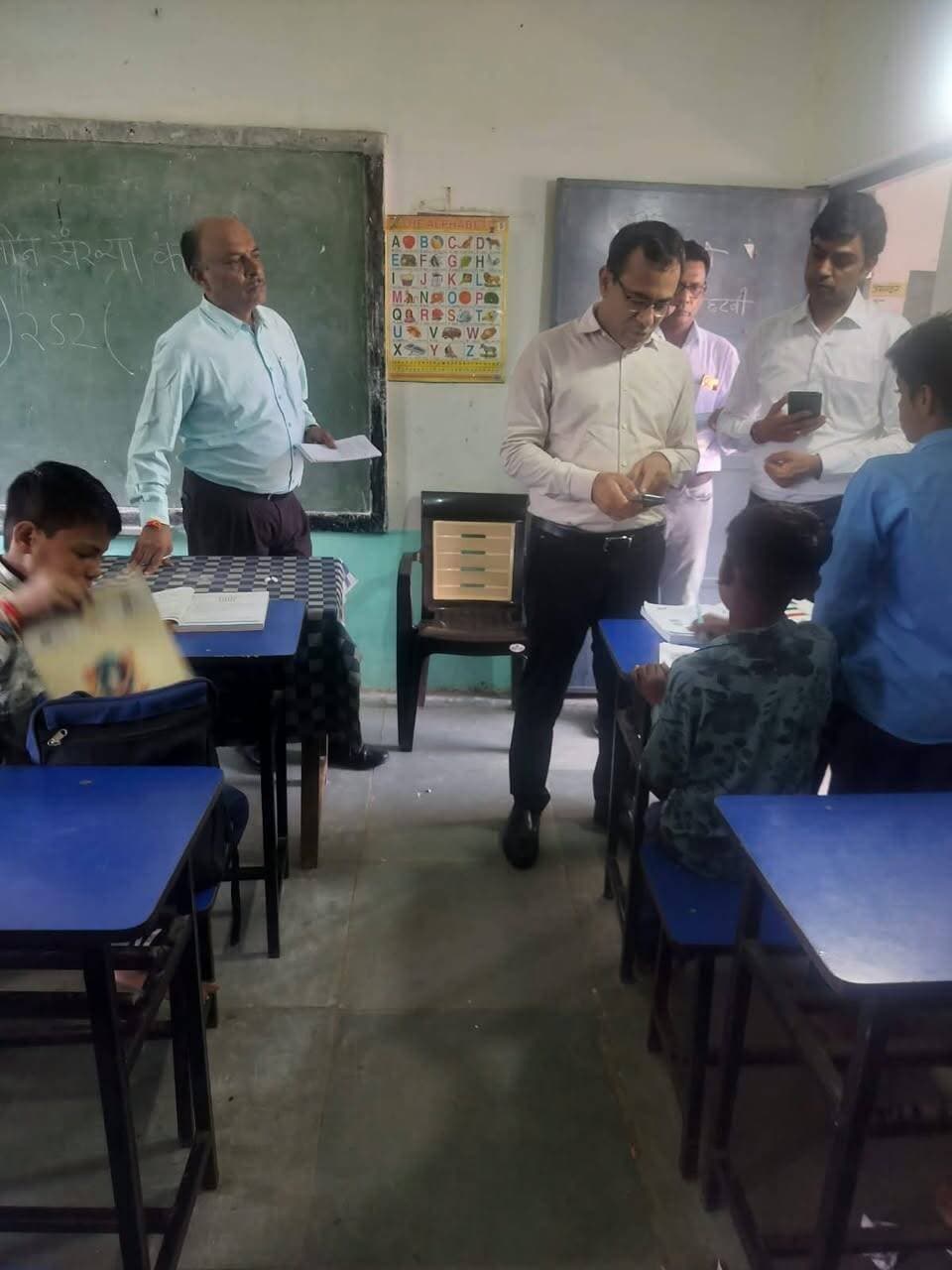 🔹प्रमुख सचिव स्कूल शिक्षा डॉ. संजय गोयल ने नर्मदापुरम जिले के विद्यालयों का किया औचक निरीक्षण
मध्यप्रदेश शासन के स्कूल शिक्षा विभाग के प्रमुख सचिव डॉ. संजय गोयल ने नर्मदापुरम जिले के विभिन्न शासकीय विद्यालयों का औचक निरीक्षण कर शैक्षणिक गुणवत्ता और व्यवस्थाओं का जायजा लिया। प्रमुख सचिव डॉ. गोयल ने जिले के शासकीय माध्यमिक शाला जासलपुर, शासकीय उच्चतर माध्यमिक विद्यालय नीमसाड़िया एवं शासकीय उच्चतर माध्यमिक विद्यालय पंजराकला का भ्रमण किया।
निरीक्षण के दौरान उन्होंने कक्षाओं में जाकर विद्यार्थियों से संवाद किया और शिक्षण अधिगम प्रक्रिया को देखा। विद्यालयों में मध्याह्न भोजन योजना (MDM) की गुणवत्ता, विद्यार्थियों को पाठ्य-पुस्तकों के वितरण की स्थिति, शाला में उपलब्ध ‘जादुई पिटारा’ के उपयोग, FLN प्रशिक्षण से शिक्षकों और विद्यार्थियों को हो रहे लाभ की समीक्षा की। इसके साथ ही उन्होंने ई-अटेंडेंस प्रणाली, ICT लैब, स्मार्ट पैनल, पुस्तकालय, कैरियर काउंसलिंग तथा अन्य शैक्षणिक एवं प्रशासनिक गतिविधियों का भी अवलोकन किया।
डॉ. गोयल ने शिक्षकों के साथ बैठक कर विभागीय योजनाओं के मैदानी क्रियान्वयन की जानकारी ली। उन्होंने विद्यार्थियों की सीखने की क्षमता में सुधार, तकनीकी संसाधनों के प्रभावी उपयोग और विद्यार्थियों को बेहतर कैरियर मार्गदर्शन उपलब्ध कराने के निर्देश दिए।
उन्होंने कहा कि विद्यालयों में उपलब्ध संसाधनों का अधिकतम उपयोग सुनिश्चित किया जाए, ताकि विद्यार्थियों को गुणवत्तापूर्ण शिक्षा मिल सके। निरीक्षण के दौरान जिला शिक्षा विभाग के अधिकारी एवं संबंधित विद्यालयों के शिक्षक-स्टाफ उपस्थित रहे।
#नर्मदापुरम CM Madhya Pradesh Dr Mohan Yadav Jansampark Madhya Pradesh General Administration Department, MP Department of School Education, Madhya Pradesh