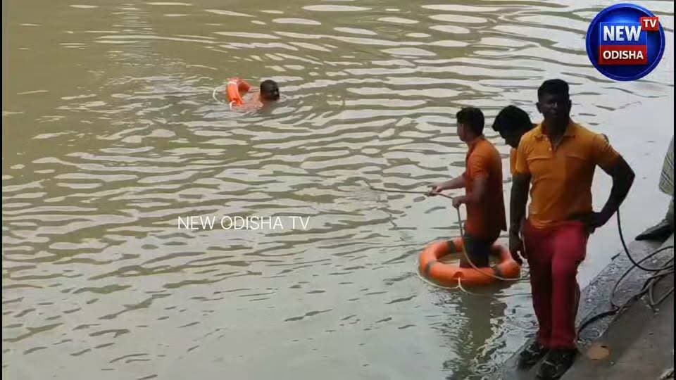 ଜୟପୁର କେନାଲରେ ଜଣେ ଯୁବକ ଭାସିଯିବା ଘଟଣା ସାମ୍ନାକୁ ଆସିଛି। ଘଟଣାସ୍ଥଳରେ ଚାଞ୍ଚଲ୍ୟ ଖେଳିଯାଇଛି। ସ୍ଥାନୀୟ ଲୋକ ଓ ଅଗ୍ନିଶମ ବାହିନୀ ପକ୍ଷରୁ ଉଦ୍ଧାର ପାଇଁ ଖୋଜାଖୋଜି ଜାରି ରହିଛି।
#newodishatv #Jeypore #JeyporeNews #CanalNews #Koraput #Odisha