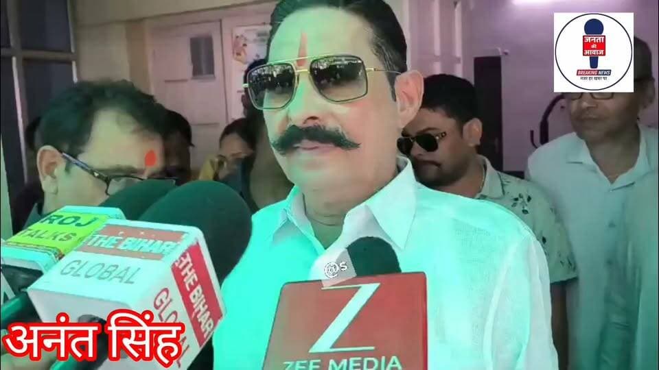 पटना MLC चुनाव से पहले JDU में घमासान!
मोकामा विधायक अनंत सिंह ने नीरज कुमार के खिलाफ खुला मोर्चा खोल दिया है। उन्होंने साफ कहा कि वे नीरज कुमार को चुनाव में हराने के लिए पूरी ताकत लगाएंगे।
इसी दौरान अनंत सिंह ने नीरज कुमार पर AK-47 उनके घर में रखवाकर फंसाने जैसे गंभीर आरोप भी लगाए। हालांकि, ये आरोप अनंत सिंह के बयान पर आधारित हैं और इनकी स्वतंत्र पुष्टि नहीं हुई है।
अब सवाल बड़ा है—पटना स्नातक निर्वाचन क्षेत्र का यह विवाद JDU के अंदर किस मोड़ तक जाएगा? 🔥
#AnantSingh #MokamaMLA #NeerajKumar #MLCElection #PatnaGraduate #JDU #MokamaNews #BiharNews