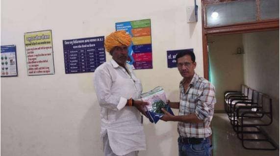 *सेवा संकल्प अभियान*
//कहानी बदलाव की//
सेवा संकल्प अभियान बना बदलाव का संकल्प
पशुपालन योजनाओं से आत्मनिर्भर बन रहे हैं आगर के कृषक
प्रदेश सरकार के सेवा संकल्प अभियान (17 सितम्बर से 02 अक्टूबर) के तहत जिले में संचालित जनकल्याणकारी योजनाओं से नागरिकों के जीवन में वास्तविक बदलाव आ रहा है। पशुपालन एवं डेयरी विभाग की योजनाएं इस अभियान के उद्देश्य को साकार कर रही हैं। अभियान के तहत जिले की दो प्रेरणादायक कहानियां सामने आई हैं ।
हरे चारे से आई श्वेत क्रांति
जिला मुख्यालय के समीपस्थ ग्राम मालीखेड़ी के कृषक श्री गोकुलसिंह सिसोदिया पिता कानजी कृषि एवं पशुपालन पर निर्भर हैं। पशु चिकित्सा विभाग, आगर से संपर्क होने पर विकासखण्ड पशु चिकित्सा अधिकारी डॉ. अंकित जैन ने उन्हें चारा विकास योजना की जानकारी दी। योजना के तहत उन्हें 3 किलो की ज्वार मिनी किट निःशुल्क प्रदान की गई। विभागीय मार्गदर्शन में उन्होंने ज्वार की बुवाई की। आज उनके खेत में लहलहाता हरा चारा खड़ा है।
गोकुलसिंह जी कहते हैं- "हरा चारा खिलाने से मेरे दुधारू पशुओं के दूध उत्पादन में काफी बढ़ोतरी हुई है। इससे मेरी आय में वृद्धि हुई है।"
बीमा बना सुरक्षा कवच
इसी प्रकार जिला मुख्यालय के पास के ही ग्राम आवर के पशुपालक श्री विकास राठौर की 1 भैंस की आकस्मिक मृत्यु से उन्हें भारी आर्थिक हानि हुई थी। डॉ. अंकित जैन के मार्गदर्शन में उन्होंने राष्ट्रीय पशुधन बीमा योजना के तहत अपने 7 पशुओं का बीमा करवाया। 2 माह बाद ही एक गाय की मृत्यु होने पर बीमा कंपनी से उन्हें 50 हजार रुपये की दावा राशि प्राप्त हुई।
विकास कहते हैं - "पहले पशु मरने पर कोई सहारा नहीं था, अब सरकार साथ खड़ी है।"
सेवा ही संकल्प है - कलेक्टर डॉ. शेर सिंह मीना ने बताया कि सेवा संकल्प अभियान का मुख्य उद्देश्य शासन की योजनाओं को अंतिम व्यक्ति तक पहुंचाना है। पशुपालन विभाग द्वारा चारा विकास, पशुधन बीमा जैसी योजनाओं से पशुपालकों की आय दोगुनी करने का लक्ष्य रखा गया है।
> ये दोनों कहानियां सिद्ध करती हैं कि जब सेवा के संकल्प के साथ योजनाओं का क्रियान्वयन होता है, तो बदलाव निश्चित है।
#सेवा_संकल्प_अभियान #SevaSankalpAbhiyan #AshirwadKaDiya
CM Madhya Pradesh
Jansampark Madhya Pradesh
Ujjain Commissioner