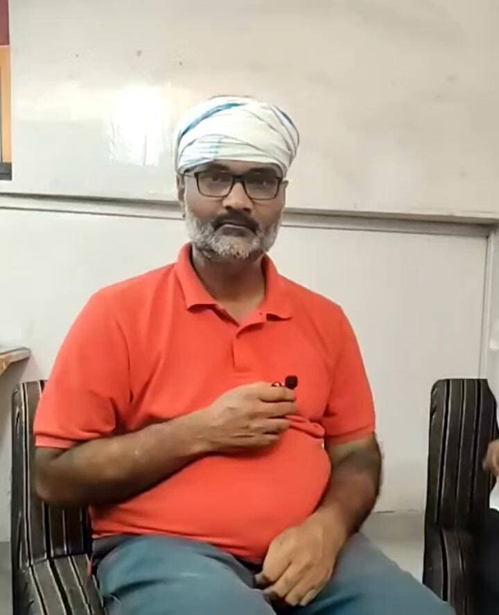 दिल्ली जाने से 48 घंटे पहले दलित चिंतक एड.राजेंद्र राम का बड़ा बयान!
जंतर-मंतर पर करणी सेना द्वारा रविवार 20सितंबर को 10बजे दिन में आयोजित UGC रोलबैक, अर्थ आधारित आरक्षण समेत विभिन्न मुद्दों को लेकर प्रस्तावित धरने में शामिल होने दिल्ली रवाना होने से महज 48 घंटे पहले दलित चिंतक एवं अधिवक्ता राजेंद्र राम ने SC/ST एक्ट के कथित 'दुरुपयोग' को लेकर अपनी बात खुलकर रखी।
उन्होंने आरोप लगाया कि कानून के दुरुपयोग के जरिए सवर्ण समाज के लोगों को प्रताड़ित किए जाने के मामले सामने आ रहे हैं और इस विषय पर गंभीर बहस की जरूरत है।
अब सवाल यह है कि सामाजिक न्याय और कानून के संरक्षण के बीच संतुलन कैसे बने?
सुनिए एड. राजेंद्र राम ने क्या कहा - देखिए पूरा वीडियो।
#UGCRollback #RajendraRam #SCSTAct #JantarMantar #Delhi #ReservationReform #SocialJustice