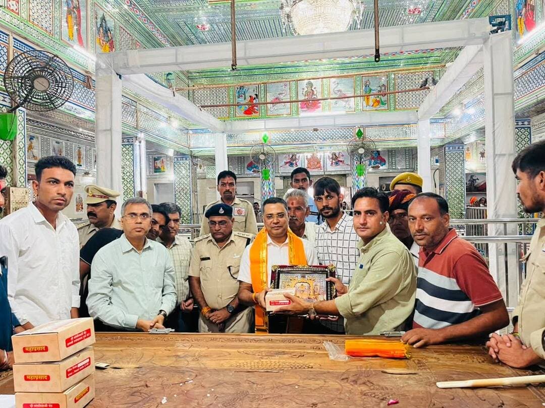 प्राकट्य स्थल पहुंचे नारकोटिक्स कमिश्नर डॉ. बिसेन, सांवलिया सेठ के किए दर्शन
अफीम काश्तकारों ने किसान हित की मांगों को लेकर सौंपा पांच सूत्रीय ज्ञापन।
दैनिक वीरधरा राजस्थान। श्री पंडित श्री मुकेश कुमार
चित्तौड़गढ़। भादसोड़ा, भारत के नारकोटिक्स आयुक्त डॉ. दिनेश बिसेन (आईआरएस) शुक्रवार को बागुण्ड भादसोड़ा स्थित भगवान श्री सांवलिया सेठ के प्राकट्य स्थल मंदिर पहुंचे। यहां उन्होंने भगवान श्री सांवलिया सेठ के दर्शन कर पूजा-अर्चना की और मंदिर में धार्मिक वातावरण का अनुभव किया।
डॉ. दिनेश बिसेन के साथ डीएनसी कोटा नरेश बुंदेल (आईआरएस), एएनसी जब्बरसिंह राजपुरोहित, डीओओ बीएन मीणा, डीके सिंह, बीएल मीणा, प्रदीप कुमार सहित नारकोटिक्स विभाग के अधिकारीगण भी मौजूद रहे। मंदिर पहुंचने पर पुजारी द्वारा अधिकारियों को चरणामृत एवं तुलसीपत्र प्रदान किया गया।
इस दौरान भादसोड़ा सरपंच डॉ. शम्भू सुथार, लम्बरदार मोहनलाल सुथार, मांगीलाल जाट, कंवरलाल गुर्जर, राधे सुथार, माधुलाल जाट, प्रेम वैष्णव, अमरचंद सुथार, कमलेश जाट, पुष्कर सुथार, प्रहलाद जांगीड़ सहित स्थानीय ग्रामीणों और अफीम काश्तकारों ने नारकोटिक्स अधिकारियों का स्वागत किया। इस अवसर पर भगवान श्री सांवलिया सेठ की तस्वीर, महाप्रसाद एवं उपरना भेंट किया गया।
किसानों की मांगों को लेकर सौंपा पांच सूत्रीय ज्ञापन
दर्शन एवं स्वागत कार्यक्रम के दौरान किसान हित से जुड़े मुद्दे भी सामने आए। भादसोड़ा ग्राम पंचायत प्रशासक एवं निवर्तमान सरपंच डॉ. शम्भू सुथार ने भारत के नारकोटिक्स आयुक्त डॉ. दिनेश बिसेन को अफीम काश्तकारों की मांगों से संबंधित पांच सूत्रीय ज्ञापन सौंपा।
अब किसानों की ओर से सौंपे गए पांच सूत्रीय ज्ञापन में उठाए गए मुद्दों पर विभाग की ओर से आगे क्या कार्रवाई होती है, इस पर क्षेत्र के अफीम काश्तकारों की नजर बनी हुई है।