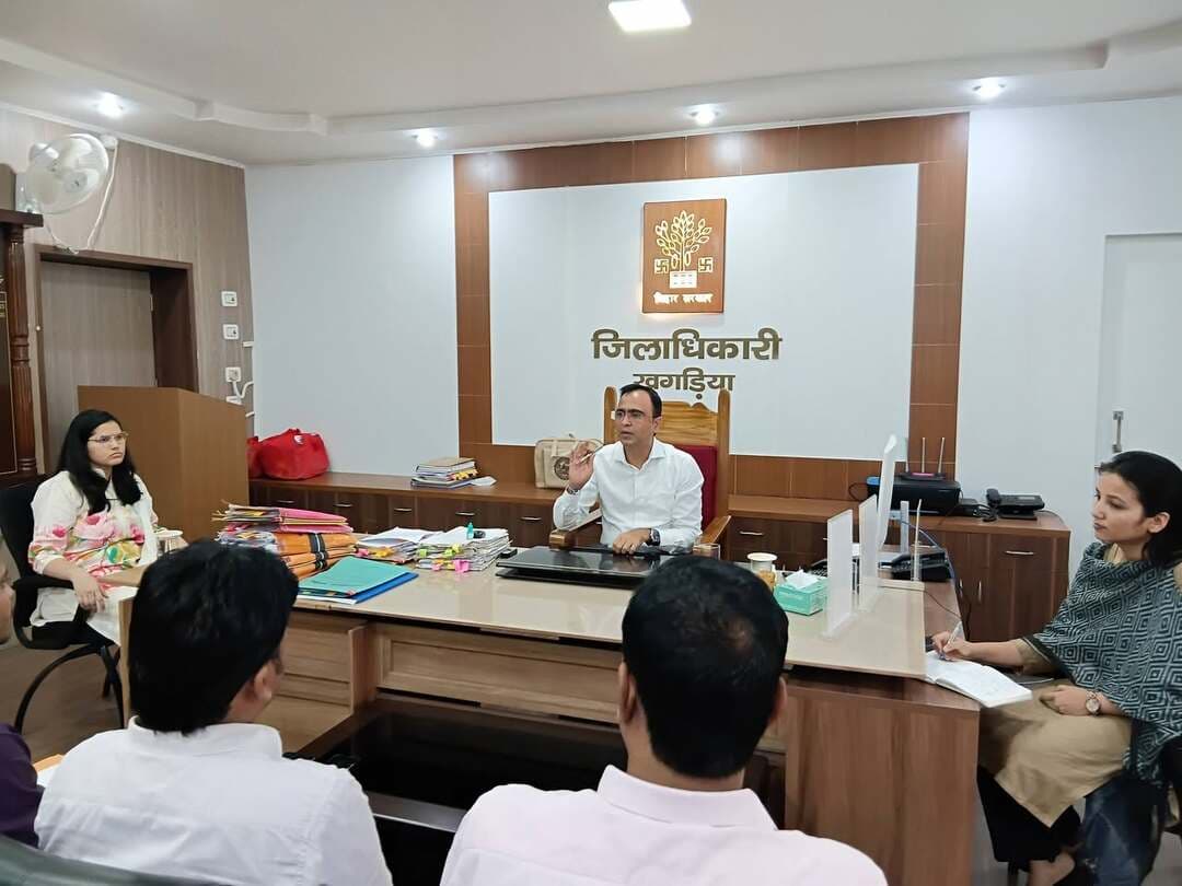 🏆 जिला स्तरीय विद्यालय खेल प्रतियोगिता 2026-27 | खगड़िया
खेल विभाग, बिहार एवं बिहार राज्य खेल प्राधिकरण, पटना के खेल कार्यक्रम 2026-27 के अंतर्गत 29 सितंबर से 01 अक्टूबर 2026 तक जिला स्तरीय विद्यालय खेल प्रतियोगिता आयोजित की जाएगी।
प्रतियोगिता में अंडर-14, अंडर-17 एवं अंडर-19 आयु वर्ग के प्रतिभावान छात्र-छात्राएं विभिन्न खेल विधाओं में अपनी प्रतिभा का प्रदर्शन करेंगे।
प्रखंड स्तर पर उत्कृष्ट प्रदर्शन करने वाले खिलाड़ियों को जिला स्तर पर प्रतिभा प्रदर्शित करने का अवसर मिलेगा। खिलाड़ियों की सुविधा एवं सुरक्षा के लिए पेयजल, स्वच्छता, चिकित्सा, सुरक्षा एवं आवश्यक खेल सुविधाओं की समुचित व्यवस्था सुनिश्चित की जा रही है।
🎯 उद्देश्य: विद्यालय स्तर की खेल प्रतिभाओं को बेहतर मंच प्रदान करना तथा उन्हें जिला एवं राज्य स्तरीय प्रतियोगिताओं के लिए तैयार करना।
जिला प्रशासन, खगड़िया
खेल भावना • अनुशासन • प्रतिभा • उत्कृष्टता