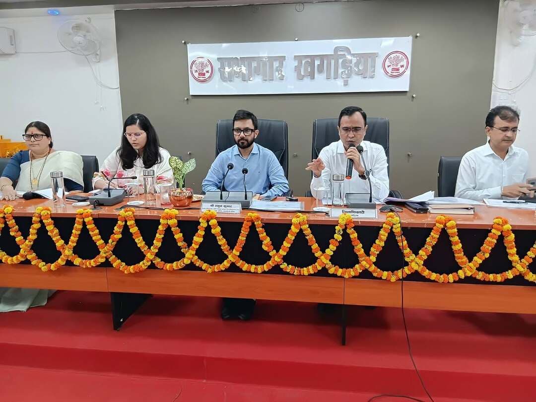 🌊 बाढ़ राहत कार्यों की समीक्षा बैठक
प्रबंध निदेशक, नॉर्थ बिहार पावर डिस्ट्रीब्यूशन कंपनी लिमिटेड-सह-प्रभारी सचिव, खगड़िया श्री राहुल कुमार, भा.प्र.से. की अध्यक्षता में बाढ़ राहत एवं प्रभावित क्षेत्रों में संचालित राहत, बचाव एवं पुनर्वास कार्यों की समीक्षा बैठक आयोजित की गई।
बैठक में जिलाधिकारी, खगड़िया श्री विक्रम विरकर, भा.प्र.से., जिला परिषद अध्यक्ष श्रीमती कृष्णा कुमारी यादव, जदयू जिला अध्यक्ष श्रीमती अनुराधा कुशवाहा, भाजपा जिलाध्यक्ष श्री शत्रुधन भगत सहित जिला बीस सूत्री के सदस्य श्री मोहम्मद शहाबुद्दीन, श्रीमती नीलम वर्मा, श्री इंद्र भूषण कुशवाहा, श्रीमती बंदना कुमारी, श्री राजेश कुमार एवं अन्य जनप्रतिनिधि उपस्थित रहे।
जनप्रतिनिधियों द्वारा अपने-अपने क्षेत्रों में बाढ़ से उत्पन्न स्थिति, राहत एवं बचाव कार्यों तथा स्थानीय आवश्यकताओं से जिला प्रशासन को अवगत कराया गया। प्राप्त सुझावों एवं क्षेत्रीय जानकारी के आधार पर प्रभावित क्षेत्रों में राहत कार्यों को और प्रभावी बनाने हेतु आवश्यक बिंदुओं पर चर्चा की गई।