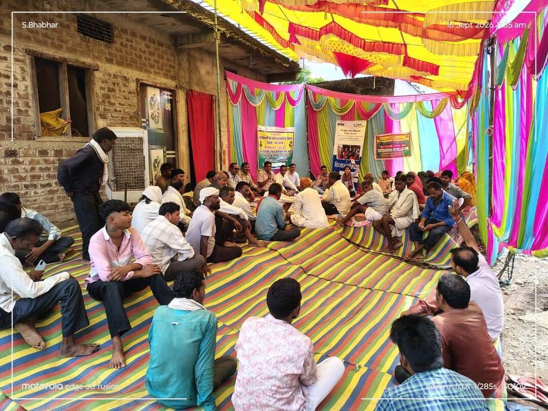 धार जिले के धरमपुरी विकासखंड अंतर्गत ग्राम पंचायत फरसपुरा के ग्राम सादराबाद में सिप्ला फाउंडेशन के वित्तीय सहयोग एवं बाएफ द्वारा संचालित प्रोजेक्ट जल धारा के अंतर्गत किसानों के लिए उद्यानिकी एवं कृषि आधारित आजीविका विषय पर बुधवार को प्रशिक्षण कार्यक्रम आयोजित किया गया। कार्यक्रम में लगभग 50 से अधिक महिला एवं पुरुष किसानों ने सहभागिता की।
प्रशिक्षण में उद्यानिकी एवं खाद्य प्रसंस्करण विभाग धरमपुरी के वरिष्ठ उद्यान विकास अधिकारी अरविंद तंवर, उद्यान विकास अधिकारी इंद्रसेन पाटीदार, ग्रामीण उद्यान विस्तार अधिकारी कमल मौर्य एवं ग्रामीण उद्यान विस्तार अधिकारी मुन्नालाल डावर ने किसानों को विभागीय योजनाओं एवं उद्यानिकी गतिविधियों की विस्तारपूर्वक जानकारी दी। प्रशिक्षण के दौरान किसानों को सब्जी उत्पादन, फूलों की खेती, मसाला उत्पादन एवं प्रसंस्करण, अचार निर्माण, बड़ी-पापड़, लघु उद्योग निर्माण सहित विभिन्न उद्यानिकी एवं मूल्य संवर्धन गतिविधियों के बारे में जानकारी दी गई। अधिकारियों ने बताया कि किसान उद्यानिकी विभाग की विभिन्न योजनाओं का लाभ लेकर अपनी कृषि आय में वृद्धि कर सकते हैं तथा कृषि उत्पादों के प्रसंस्करण एवं मूल्य संवर्धन के माध्यम से अतिरिक्त आय के अवसर भी विकसित कर सकते हैं। प्रशिक्षण के उपरांत उद्यानिकी विभाग के अधिकारियों एवं बाएफ टीम द्वारा किसानों के खेतों का भ्रमण भी किया गया।
इस दौरान खेतों में लगी विभिन्न सब्जी फसलों का निरीक्षण कर फसलों में दिखाई देने वाली बीमारियों एवं कीट प्रकोप की पहचान, उनके कारण तथा रोकथाम के उपायों के संबंध में किसानों को व्यावहारिक जानकारी दी गई। किसानों को फसल प्रबंधन एवं समय पर रोग-कीट नियंत्रण के महत्व के बारे में भी समझाया गया।
कार्यक्रम में बाएफ से वरिष्ठ परियोजना अधिकारी ज्ञान सिंह यादव, पुरुषोत्तम मीणा, आयुषी त्रिवेदी तथा ग्रामीण पथप्रदर्शक सुनील भाभर, भीमसिंह डिंडोरे एवं प्रवीण चौहान उपस्थित रहे। कार्यक्रम में बड़ी संख्या में महिला एवं पुरुष किसानों की सक्रिय भागीदारी रही।
Jansampark Madhya Pradesh