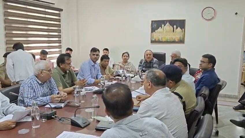 अश्विन नवरात्र मेला: उपायुक्त सतपाल शर्मा ने समीक्षा बैठक में दिए निर्देश, समय रहते पूरी हों सभी तैयारियां
11 से 20 अक्तूबर तक आयोजित होगा अश्विन नवरात्र मेला
स्वच्छता को दैनिक गतिविधि बनाएं: उपायुक्त ने दिए मनसा देवी मंदिर परिसर व नालों की विशेष सफाई के आदेश
मंदिर परिसर की सभी पानी की टंकियों की एक सप्ताह के भीतर सफाई करें सुनिश्चित- उपायुक्त
श्रद्धालुओं की सुविधा के लिए चलेंगी विशेष बसें, सड़कों की मरम्मत व सौंदर्यीकरण के निर्देश
पंचकूला, 18 सितंबर: उपायुक्त एवं श्री माता मनसा देवी पूजा स्थल बोर्ड के मुख्य प्रशासक श्री सतपाल शर्मा ने 11 से 20 अक्तूबर 2026 तक आयोजित होने वाले अश्विन नवरात्र मेले की तैयारियों को लेकर बोर्ड के सभागार में आयोजित समीक्षा बैठक की अध्यक्षता की। उन्होंने अधिकारियों को मेले के भव्य आयोजन के लिए सभी आवश्यक तैयारियां समय रहते पूर्ण करने के निर्देश दिए।
बैठक में श्री माता मनसा देवी पूजा स्थल बोर्ड के मुख्य कार्यकारी अधिकारी श्री विवेक आर्या, कालका की विधायक श्रीमती शक्ति रानी शर्मा, मुख्यमंत्री के ओएसडी श्री बीबी भारती, हरियाणा अनुसूचित जाति आयोग की चेयरपर्सन श्रीमती बंतो कटारिया और विधानसभा के पूर्व अध्यक्ष श्री ज्ञानचंद गुप्ता विशेष रूप से उपस्थित रहे।
उपायुक्त ने मंदिर परिसर में स्वच्छता का विशेष ध्यान रखने के निर्देश देते हुए कहा कि स्वच्छता को केवल किसी आयोजन तक सीमित न रखकर दैनिक गतिविधियों में शामिल किया जाए, ताकि श्रद्धालुओं को स्वच्छ व सुंदर वातावरण का अनुभव हो। उन्होंने बोर्ड की स्वच्छता समिति से भी इस दिशा में सक्रिय योगदान देने का आह्वान किया। उन्होंने निर्देश दिए कि मंदिर परिसर से प्रतिदिन कचरे का संग्रहण कर उचित स्थान पर निस्तारण किया जाए और शौचालयों की सफाई पर विशेष ध्यान दिया जाए। इसके अलावा, सिंह द्वार से मंदिर तक के क्षेत्र को पूर्ण रूप से स्वच्छ बनाने तथा पीएमडीए को मंदिर परिसर के समीप से गुजरने वाले नाले की प्राथमिकता के आधार पर सफाई करवाने के निर्देश दिए।
पेयजल व्यवस्था की समीक्षा करते हुए उपायुक्त ने जनस्वास्थ्य अभियांत्रिकी विभाग के अधिकारियों को मंदिर परिसर की सभी पानी की टंकियों की एक सप्ताह के भीतर सफाई सुनिश्चित करने के निर्देश दिए ताकि श्रद्धालुओं को स्वच्छ पेयजल मिल सके। उन्होंने कहा कि विभाग द्वारा नियमित रूप से पानी के सैंपलों की जांच की जाए ताकि गुणवत्ता बनी रहे। श्री सतपाल शर्मा ने स्पष्ट किया कि मंदिर परिसर स्थित मार्केट में किसी भी तरह का अतिक्रमण बर्दाश्त नहीं किया जाएगा। उन्होंने दुकानों के सामने पर्याप्त कॉरिडोर रखने और कूड़ा-कचरा एकत्रित न होने देने के निर्देश दिए ताकि श्रद्धालुओं और ग्राहकों को असुविधा न हो।
मेले के दौरान कानून व्यवस्था और सुगम यातायात बनाए रखने के लिए पर्याप्त संख्या में पुलिस बल तैनात करने, जगह-जगह नाके लगाने और श्रद्धालुओं की कतारों का उचित प्रबंधन करने के निर्देश दिए गए। दिव्यांगों, बुजुर्गों और गर्भवती महिलाओं के दर्शन के लिए अलग से व्यवस्था की जाएगी। उपायुक्त ने उत्तर हरियाणा बिजली वितरण निगम को माता मनसा देवी मंदिर, कालका के काली माता मंदिर और श्री चंडी माता मंदिर में 24 घंटे निर्बाध बिजली आपूर्ति सुनिश्चित करने तथा स्वास्थ्य विभाग को पर्याप्त डॉक्टर व पैरामेडिकल स्टाफ तैनात करने के निर्देश दिए। परिवहन विभाग हरियाणा और सीटीयू चंडीगढ़ को तीनों मंदिरों के लिए नियमित अंतराल में बसें चलाने के निर्देश दिए गए।
श्री सतपाल शर्मा ने नगर निगम पंचकूला और नगर परिषद कालका को मंदिर के आसपास के क्षेत्रों तथा पहुंच मार्गों की मरम्मत करवाने और लोक निर्माण विभाग को तीनों मंदिरों के कर्व चैनलों का रंग-रोगन एवं सौंदर्यीकरण करने के निर्देश दिए।
इस अवसर पर एसडीएम कालका संयम गर्ग, एसीपी सुरेंद्र सिंह, एसीपी राकेश, श्राईन बोर्ड की सचिव शारदा प्रजापति, काली माता मंदिर कालका के सचिव पृथ्वीराज, डीएफएसओ बलजीत मलिक, फायर स्टेशन अधिकारी तरसेम सिंह सहित विभिन्न विभागों के अधिकारी और श्राईन बोर्ड के सदस्य कुलभूषण गोयल, ईश्वर जिंदल, पुनीत बेदी, अमित जिंदल, संजय कुमार, आरपी मल्होत्रा, ऋषभ, हरिचंद गुप्ता एवं देवेंद्र धवन उपस्थित रहे।