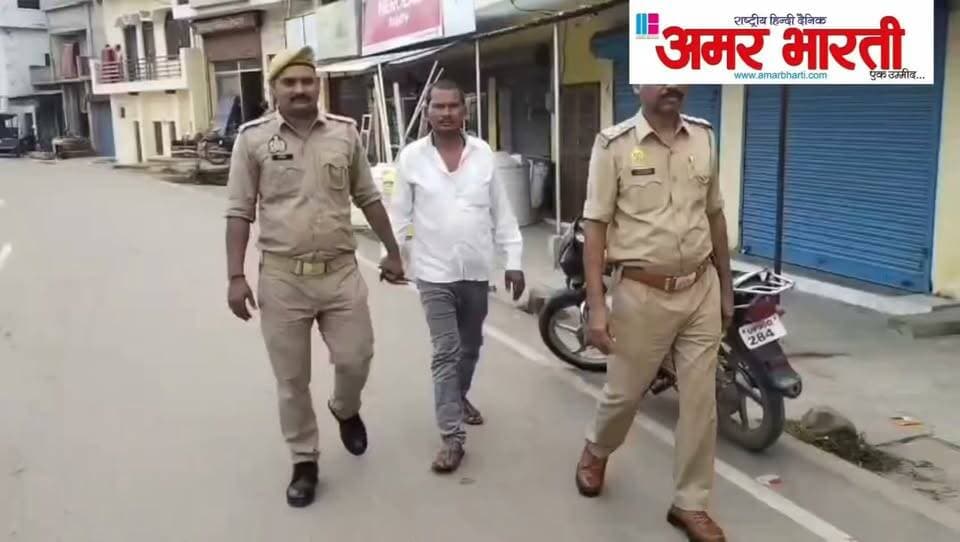 बांदा AHTU को बड़ी सफलता, महिला को 1.38 लाख में बेचकर जबरन शादी कराने वाला बिचौलिया गिरफ्तार*
*बांदा।* पुलिस अधीक्षक पलाश बंसल के निर्देशन में चल रहे मानव तस्करी विरोधी अभियान में थाना एंटी ह्यूमन ट्रैफिकिंग यूनिट को बड़ी कामयाबी मिली है। महिला को बेचकर हरियाणा में जबरन दूसरी शादी कराने वाले नेटवर्क के मध्यस्थकर्ता को पुलिस ने आज गिरफ्तार कर लिया। इस मामले में 3 आरोपी पहले ही जेल जा चुके हैं।
पूरा मामला जनपद चित्रकूट की एक पीड़िता का है। पीड़िता ने 22.11.2025 को थाना AHTU बांदा में तहरीर दी थी कि उसकी मां मुन्नी और भाई जयनारायण ने उसे बांदा लाकर हरियाणा के कृष्ण कुमार को 1,38,000 रुपये में बेच दिया और जबरन शादी करा दी, जबकि वह पहले से शादीशुदा है।
तहरीर पर मुकदमा दर्ज कर पुलिस ने जांच शुरू की थी। आज मुखबिर की सूचना पर पुलिस ने बिचौलिया *प्रेमचन्दर पुत्र लल्लू निवासी सोनहुली थाना बबेरू* को गिरफ्तार किया।
*पूर्व में गिरफ्तार 3 आरोपी -*
1. जगनारायण उर्फ जयनारायण - पीड़िता का भाई
2. कृष्ण कुमार पुत्र शिवराम - निवासी पलवल, हरियाणा (खरीदने वाला)
3. बलराम पुत्र राजेन्द्र - निवासी पलवल, हरियाणा
पुलिस मानव तस्करी के पूरे नेटवर्क की जांच में जुटी है।
*गिरफ्तारी टीम -*
प्रभारी निरीक्षक अनिल कुमार व टीम AHTU बांदा