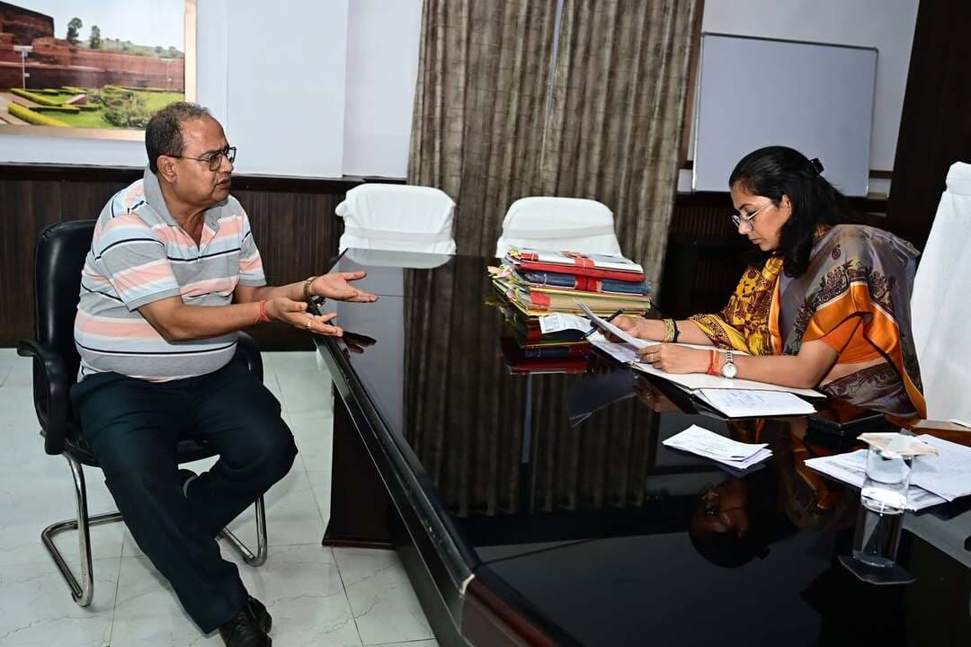 *जनता दरबार में जिलाधिकारी ने सुनी आमजन की समस्याएं, 82 आवेदनों पर हुई सुनवाई*
जिलाधिकारी, भागलपुर की अध्यक्षता में आज जनता दरबार का आयोजन किया गया, जिसमें जिले के विभिन्न क्षेत्रों से आए आम नागरिकों की समस्याओं एवं शिकायतों की सुनवाई की गई। जनता दरबार में कुल 82 आवेदन प्राप्त हुए।
जनता दरबार में मुख्य रूप से राजस्व, कृषि, थाना एवं पुलिस से संबंधित मामले, बैंकिंग सेवाएं, शिक्षा तथा नल-जल योजना सहित विभिन्न जनहित से जुड़े मामलों से संबंधित शिकायतें एवं आवेदन प्राप्त हुए। आम नागरिकों ने अपनी समस्याएं सीधे जिलाधिकारी के समक्ष रखीं।
जिलाधिकारी ने सभी आवेदकों की समस्याओं को गंभीरतापूर्वक एवं संवेदनशीलता के साथ सुना तथा संबंधित पदाधिकारियों को प्राप्त आवेदनों पर नियमानुसार त्वरित एवं समयबद्ध कार्रवाई सुनिश्चित करने का निर्देश दिया।
राजस्व एवं भूमि संबंधी मामलों में नियमानुसार जांच कर कार्रवाई करने, कृषि से संबंधित समस्याओं के समाधान हेतु संबंधित विभाग को आवश्यक कार्रवाई करने तथा थाना एवं पुलिस से संबंधित मामलों में संबंधित पुलिस पदाधिकारियों को त्वरित कार्रवाई सुनिश्चित करने का निर्देश दिया गया।
इसी प्रकार बैंकिंग, शिक्षा एवं नल-जल योजना से संबंधित आवेदनों को भी संबंधित विभागों एवं पदाधिकारियों को आवश्यक कार्रवाई हेतु भेजा गया। जिलाधिकारी ने अधिकारियों को निर्देश दिया कि प्रत्येक आवेदन का गुणवत्तापूर्ण निष्पादन सुनिश्चित करते हुए आवेदकों को नियमानुसार समय पर राहत उपलब्ध कराई जाए।
जिलाधिकारी ने कहा कि आमजन की समस्याओं का त्वरित, पारदर्शी एवं गुणवत्तापूर्ण समाधान जिला प्रशासन की प्राथमिकता है। जनता दरबार के माध्यम से नागरिकों को अपनी समस्याएं सीधे जिला प्रशासन के समक्ष रखने का अवसर मिलता है, जिससे उनके मामलों के निष्पादन की प्रभावी निगरानी सुनिश्चित की जा सके।
जिला जनसंपर्क कार्यालय, भागलपुर
District Administration Patna
DM Darbhanga
District Administration, Madhubani
Madhepura District Administration
CMO Bihar
Information & Public Relations Department, Government of Bihar
DM Bhojpur