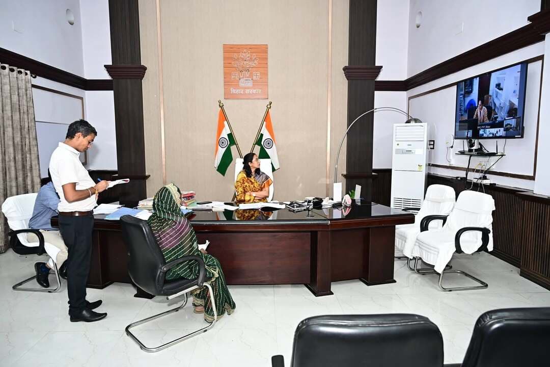 *जिलाधिकारी द्वारा लोक शिकायत के मामलों की सुनवाई, लंबित मामलों में त्वरित कार्रवाई के निर्देश*
भागलपुर, 18 सितंबर 2026।
जिलाधिकारी, भागलपुर द्वारा आज दिनांक 18 सितंबर 2026 को लोक शिकायत से संबंधित मामलों की सुनवाई की गई। इस दौरान विभिन्न विभागों एवं अंचलों से संबंधित परिवादों की सुनवाई करते हुए मामलों की वर्तमान स्थिति की समीक्षा की गई तथा संबंधित लोक प्राधिकारों को परिवादों के त्वरित एवं प्रभावी निष्पादन हेतु आवश्यक कार्रवाई करने के निर्देश दिए गए।
आज की सुनवाई के लिए कुल 12 मामलों को सूचीबद्ध किया गया था। इनमें अतिक्रमण मुक्ति, बाढ़ राहत राशि, पंप चालक के लंबित मानदेय का भुगतान, विद्युत विपत्र में सुधार, दाखिल-खारिज, जमीन बंदोबस्ती, लगान निर्धारण सहित अन्य मामले शामिल थे।
सुनवाई के दौरान प्राप्त प्रतिवेदनों की समीक्षा की गई। विद्युत विपत्र से संबंधित एक मामले में संबंधित उपभोक्ता के विपत्र में ₹33,101 की राशि का सुधार करते हुए ब्याज सहित ₹41,289 का सुधार किए जाने की जानकारी दी गई।
इसी प्रकार, जमीन बंदोबस्ती से संबंधित मामले में अंचल कार्यालय द्वारा अभिलेख तैयार कर स्वीकृति हेतु भूमि सुधार उप समाहर्ता, कहलगांव को भेजे जाने की जानकारी दी गई।
पंप चालक के लंबित मानदेय से संबंधित मामले में बताया गया कि संवेदक द्वारा भुगतान नहीं किए जाने के कारण एकरारनामा विखंडित किया जा चुका है तथा लंबित मानदेय के भुगतान हेतु विभागीय मुख्यालय से आवंटन की मांग की गई है। आवंटन प्राप्त होते ही भुगतान किए जाने की जानकारी दी गई।
सुनवाई के दौरान जिन मामलों में निराकरण प्रतिवेदन अप्राप्त पाया गया, उनमें संबंधित लोक प्राधिकारों से शीघ्र प्रतिवेदन उपलब्ध कराने को कहा गया, ताकि परिवादों का नियमानुसार समयबद्ध निष्पादन सुनिश्चित किया जा सके।
जिलाधिकारी ने लोक शिकायतों के निष्पादन में समयबद्धता, पारदर्शिता एवं संवेदनशीलता बनाए रखने तथा परिवादियों को नियमानुसार प्रभावी राहत उपलब्ध कराने पर विशेष जोर दिया।
ज़िला जनसंपर्क कार्यालय
भागलपुर
District Administration Patna
DM Darbhanga
District Administration, Madhubani
DM Bhojpur
Madhepura District Administration
Information & Public Relations Department, Government of Bihar
CMO Bihar