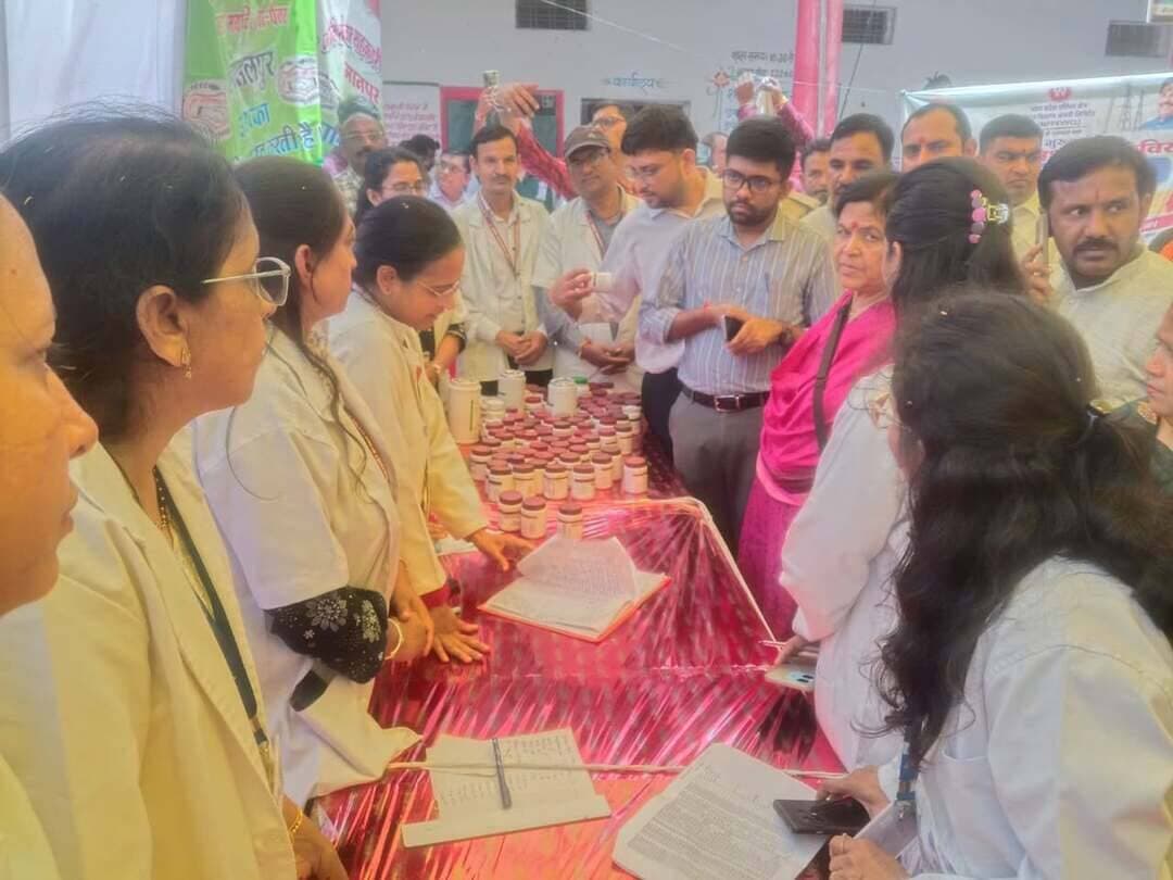 *आयुष विभाग ने स्वास्थ्य शिविर में सिकल सेल रोगियों को किया लाभान्वित*
इंदौर, 18 सितम्बर 2026
मुख्यमंत्री जन विश्वास अभियान के अंतर्गत ग्राम पंचायत राजपुरा कुटी महू विकासखंड में आयुष विभाग द्वारा निःशुल्क स्वास्थ्य परीक्षण परामर्श शिविर आयोजित किया गया। शिविर में बड़ी संख्या में ग्रामीण एवं आमजन पहुंचे और स्वास्थ्य परीक्षण एवं आयुर्वेद चिकित्सा सेवाओं का लाभ लिया। शिविर में डॉ. अम्बेडकर नगर महू विधायक सुश्री उषा जी ठाकुर मुख्य अतिथि के रूप में उपस्थित हुई। जिला प्रशासन एवं आयुष विभाग के अधिकारियों के निर्देशन में आयोजित शिविर का उद्देश्य ग्रामीण क्षेत्र के नागरिकों को उनके निकट ही निःशुल्क स्वास्थ्य परीक्षण, आयुर्वेद चिकित्सा उपलब्ध कराना रहा।
संभागीय आयुष अधिकारी डॉ. मीना भायल एवं जिला आयुष अधिकारी डॉ. हंसा बारिया के निर्देशन में शिविर का संचालन किया गया। जिला नोडल अधिकारी डॉ. राकेश गुप्ता ने बताया कि शिविर नोडल अधिकारी डॉ. प्रिया वर्मा, आयुर्वेद चिकित्सा अधिकारी डॉ. नेहा भाना, डॉ. सोनम तिवारी, डॉ. सीमा आर्य, डॉ. रागिनी शिवहरे, सीएएमओ डॉ. पूजा गीते, डॉ. स्वाति गुप्ता एवं पैरामेडिकल स्टॉफ लता गलाडे, चंद्रशेखर बंसल, जगदीश गुप्ता, सीमा बर्वे, चंदा साधो, कैलाश डावर ने अपनी सेवाएं प्रदान की। शिविर में स्वास्थ्य परीक्षण,औषधि वितरण, योग ध्यान सत्र, पोषण संबंधी जानकारी, सिकल सेल एनीमिया के रोगियों के लिए आयुष ऐड ऑन थेरेपी औषधियों का वितरण किया गया।
शिविर में 112 रोगियों का स्वास्थ्य परीक्षण किया गया।
#JansamparkMP #indore #इंदौर #CMJanVishwas #Ayush #SickleCell
Directorate of Health Services, Madhya Pradesh
CM Madhya Pradesh
Jansampark Madhya Pradesh
Collector Office Indore