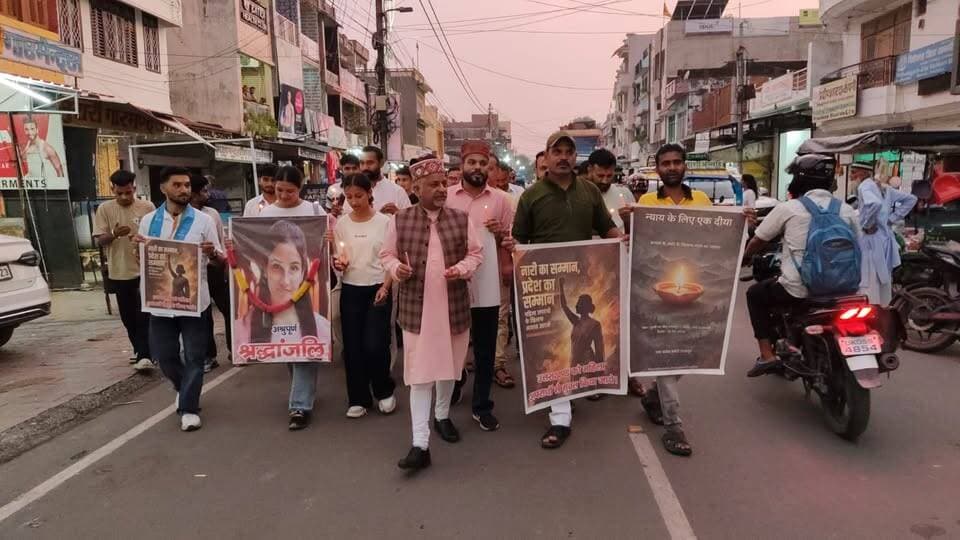 अंकिता भंडारी के लिए संपूर्ण न्याय की मांग को लेकर कांग्रेस कार्यकर्ताओं ने टनकपुर में पूर्व विधायक हेमेश खर्कवाल के नेतृत्व में निकाला कैंडल मार्च। अंकिता भंडारी को श्रद्धांजलि भी दी।
